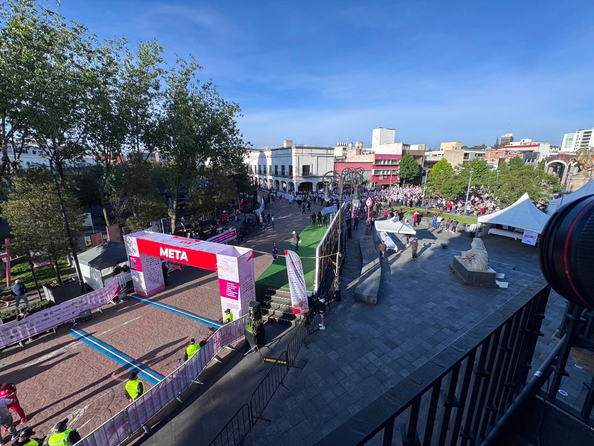 mgdohector's tweet photo. Estamos por dar inicio a la XXX Carrera de la y el Abogado, una de las tradiciones deportivas más esperadas en la capital mexiquense. 

Me da mucho gusto compartir este momento con miles de participantes que hoy se suman con entusiasmo, compromiso y solidaridad para demostrar que el deporte también fortalece los valores que nos unen. 

Esta edición tiene un significado especial, pues es una carrera con causa para apoyar a niñas, adolescentes y mujeres víctimas de violencia, en beneficio de los espacios que les brindan atención, acompañamiento y nuevas oportunidades. 

¡Mucho éxito a todas y todos!

#JusticiaCercana