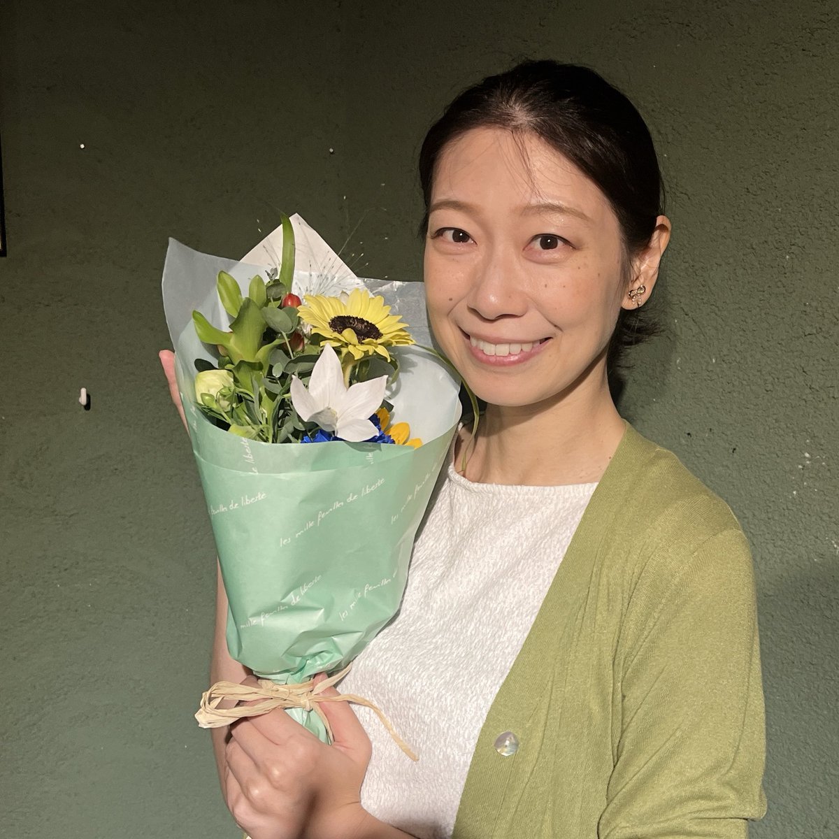 manekijako's tweet photo. そうっと、誕生日でした。
でも翠座さんにお気遣いいただき、お花をいただきました🌼
最高のサプライズ〜！
ありがとうございます😭

続けてきて、たくさんの方にお会いできて、素敵なご縁をいただいて、本当にありがたいことばかりです。
いつもありがとうございます！
これからも頑張ります✨✨ https://t.co/Z7yNvq67qQ