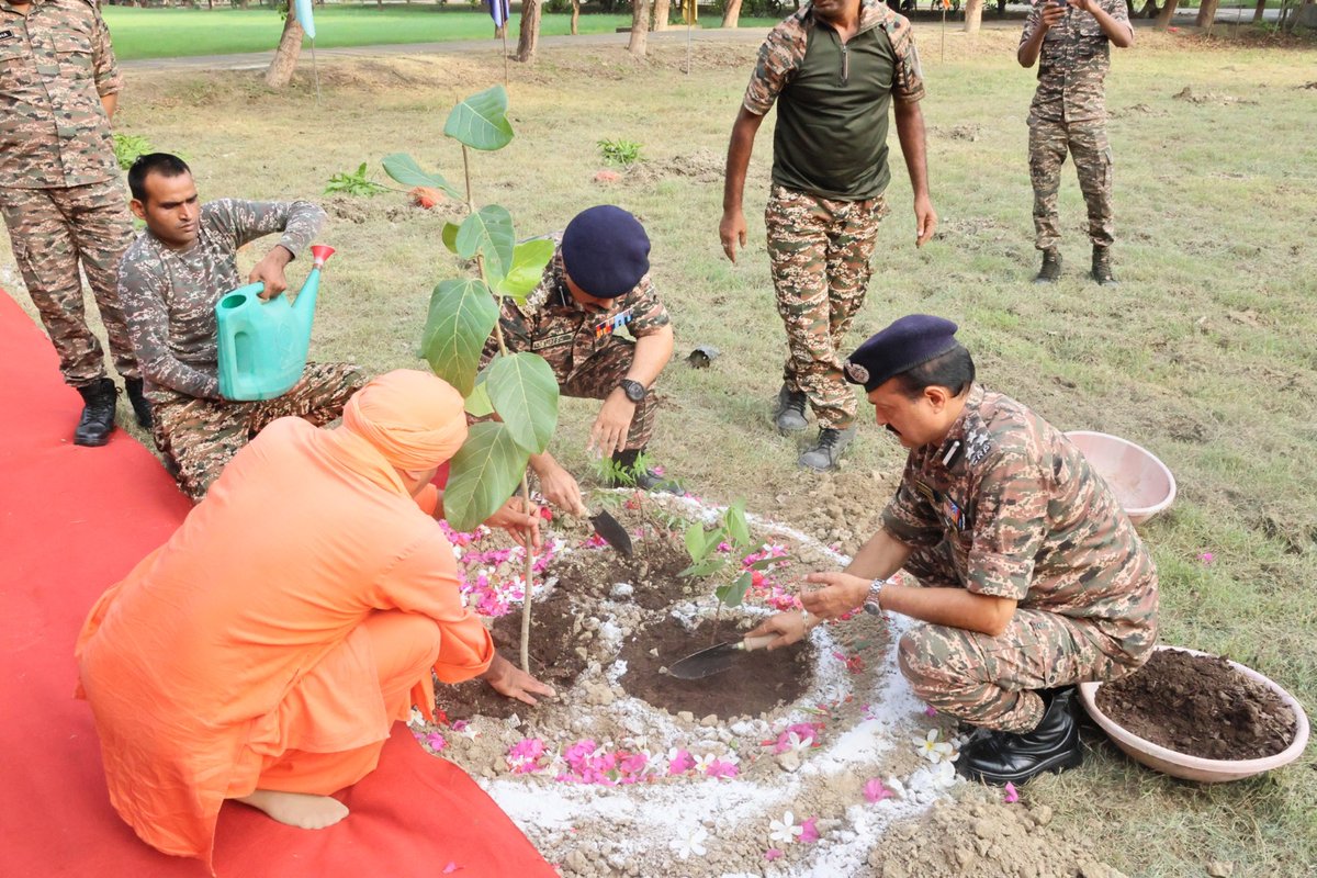 GCCRPFLKW's tweet photo. @GCCRPFLKW में Plantation Drive-26 के तहत वृक्षारोपण किया गया।त्रिवेणी बाबा ने त्रिवेणी वृक्ष (नीम,पीपल, बरगद)का रोपण किया। अधिकारियों, कार्मिकों ने भी पौधारोपण कर हरित, स्वच्छ पर्यावरण का संकल्प लिया। @crpfindia @CentralZoneCrpf @IGCSCRPFLKW #PlantationDrive2026 #EkPedMaaKeNaam https://t.co/QzKde1p8JN