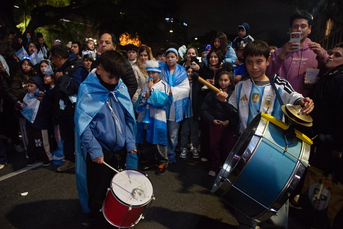 infobae's tweet photo. MILES DE HINCHAS FESTEJARON EN EL OBELISCO POR LA CLASIFICACIÓN DE ARGENTINA A LAS SEMIFINALES DEL MUNDIAL: LAS MEJORES FOTOS

Banderas, cánticos y caravanas acompañaron la alegría tras la victoria 3-1 sobre Suiza. El corazón de la Ciudad de Buenos Aires se tiñó de celeste y blanco hasta la madrugada

🔗https://t.co/Vjbm1yxsH2