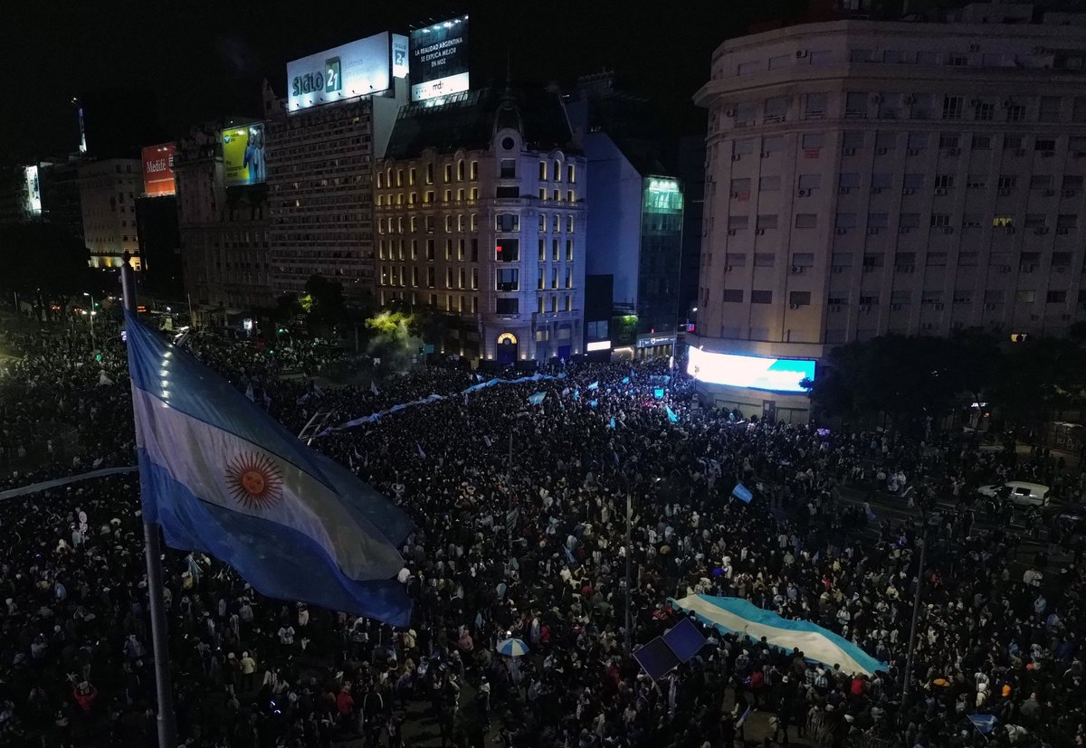 infobae's tweet photo. MILES DE HINCHAS FESTEJARON EN EL OBELISCO POR LA CLASIFICACIÓN DE ARGENTINA A LAS SEMIFINALES DEL MUNDIAL: LAS MEJORES FOTOS

Banderas, cánticos y caravanas acompañaron la alegría tras la victoria 3-1 sobre Suiza. El corazón de la Ciudad de Buenos Aires se tiñó de celeste y blanco hasta la madrugada

🔗https://t.co/Vjbm1yxsH2
