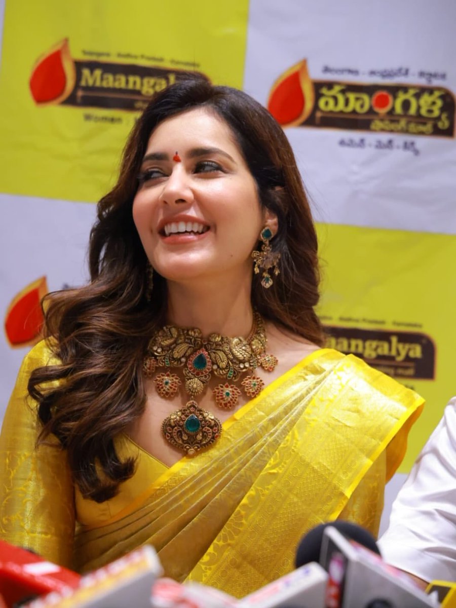 ui000009's tweet photo. #raashiikhanna for the inauguration of maangalya shoppingmall at RCPuram https://t.co/wyAQn1iaDa