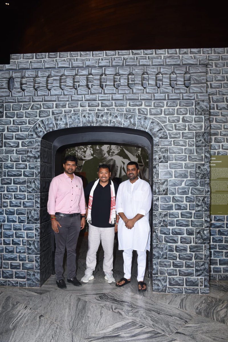 bjpneelrao's tweet photo. ભાજપ એક પરિવાર છે..!

ભારતીય જનતા પાર્ટી લદ્દાખના પ્રદેશ અધ્યક્ષ શ્રી @TashiKhachu  શ્રી તાસી ગ્યાલ્સન ખાચુ અને પરિવાર તથા પ્રદેશ મહામંત્રી શ્રી @DrPrashantkorat પ્રશાંતભાઈ કોરાટજી  અને પરિવાર એકતાનગર ખાતે સ્ટેચ્યુ ઓફ યુનિટીની મુલાકાત કરી આ અવસરે સૌનું સ્વાગત કર્યું. વિશ્વ ની સૌથી ઊંચી પ્રતિમા @souindia સરદાર વલ્લભભાઈ પટેલને પુષ્પાંજલિ અર્પણ કરી. 

@BJP4Ladakh