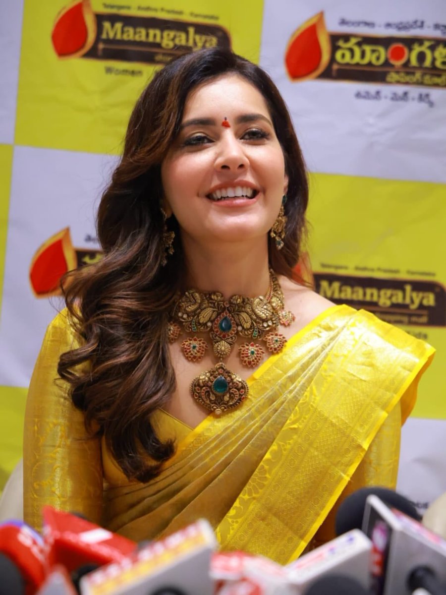 ui000009's tweet photo. #raashiikhanna for the inauguration of maangalya shoppingmall at RCPuram https://t.co/wyAQn1iaDa