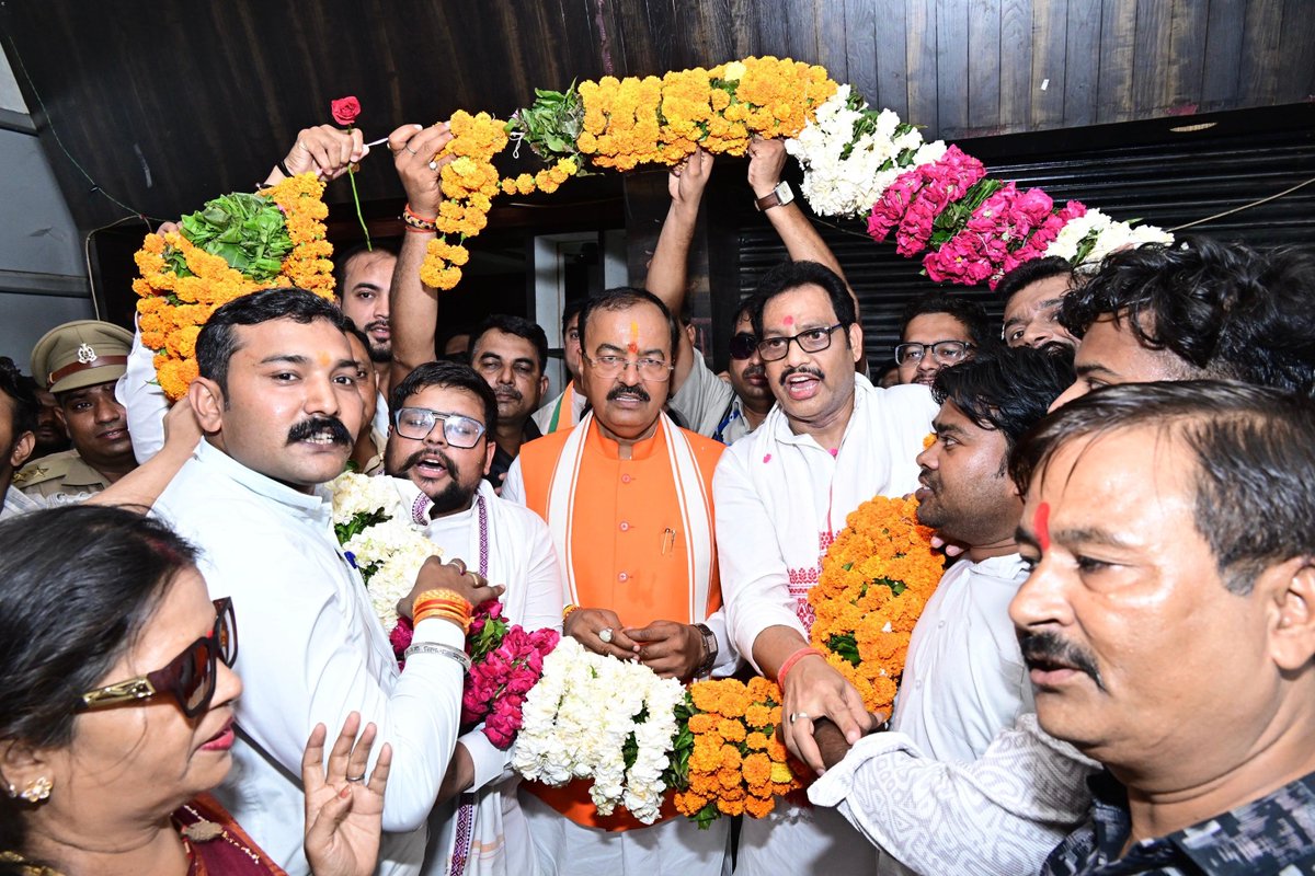 kpmaurya1's tweet photo. जनपद झांसी में पूर्व भाजपा जिलाध्यक्ष श्री संजीव श्रृंगीऋषि जी के कार्यालय पर पहुंचकर स्थानीय कार्यकर्ताओं से स्नेहिल भेंट की। https://t.co/9hqmNguD2V