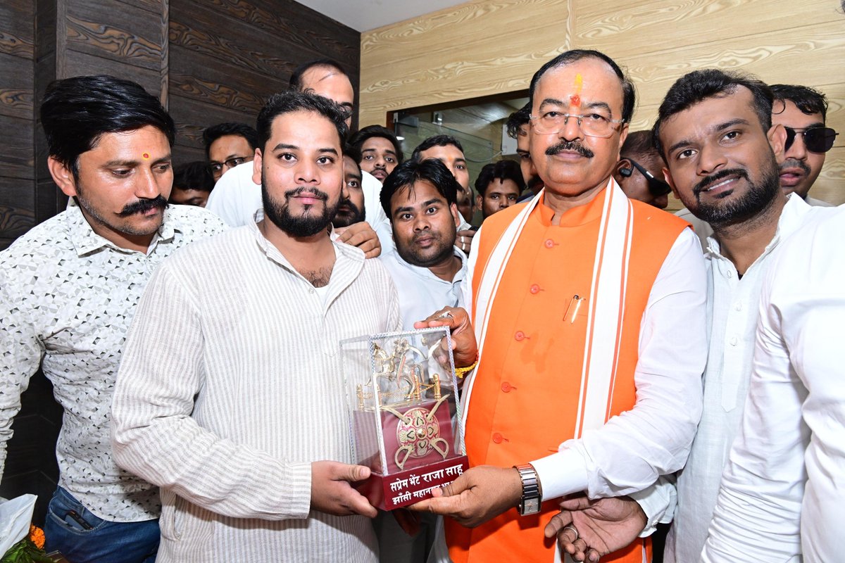 kpmaurya1's tweet photo. जनपद झांसी में पूर्व भाजपा जिलाध्यक्ष श्री संजीव श्रृंगीऋषि जी के कार्यालय पर पहुंचकर स्थानीय कार्यकर्ताओं से स्नेहिल भेंट की। https://t.co/9hqmNguD2V