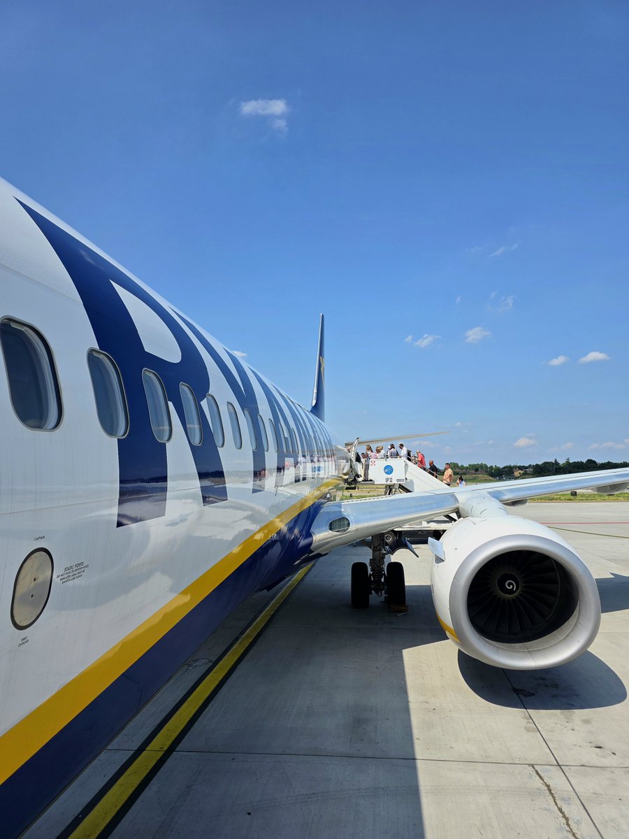 dmtaylor90's tweet photo. After a beautiful (and hot!) few days in Bologna, it's time to go home - Ryanair (Malta Air) 737-800 9H-QCB is taking me back to Manchester #Avgeek https://t.co/0vSKFZPcFd