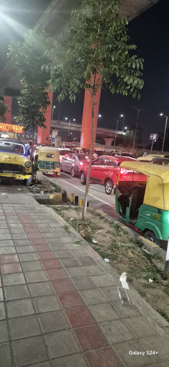 mahen_kumar's tweet photo. @ecitytrfps @blrcitytraffic This is D Mart junction in electronics city, story of every weekend and most evenings due to noth side parkings the vehicle movement impacts..  @DriveSmart_IN https://t.co/wWY5ZC7ZSH