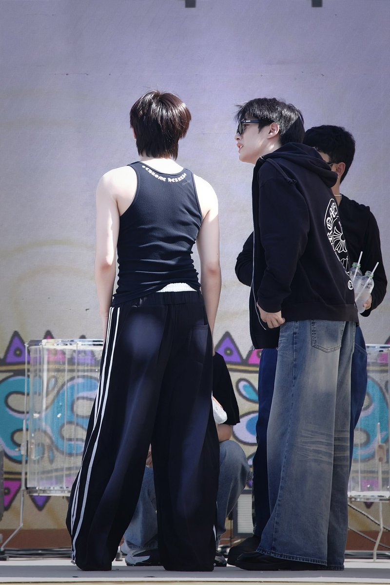 Yuwadi9842's tweet photo. กล้ามเนื้อสมส่วน ผิวขาวเนียนละเอียด ข้อศอกชมพู เอวบางคอดสวย สะโพกผาย บอดี้ไลน์สับๆ เอาหล่ะ นี่แค่ข้างหลังยังขนาดนี้ ถือว่าผมปราณีคุณมากแล้วนะคับ 😏

#Firstone https://t.co/XD7ONE3NsV