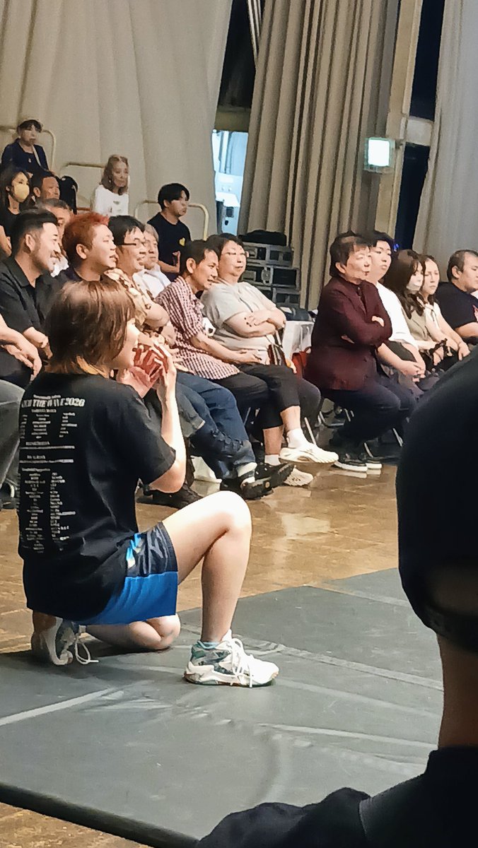 OctCapGgEJXk6Y2's tweet photo. セコンドも全力なMIRAIさん。
だーあぶない、米山さん！松本さん！な表情。
#wevepro 
#MIRAISS https://t.co/ygXx0bFcPT