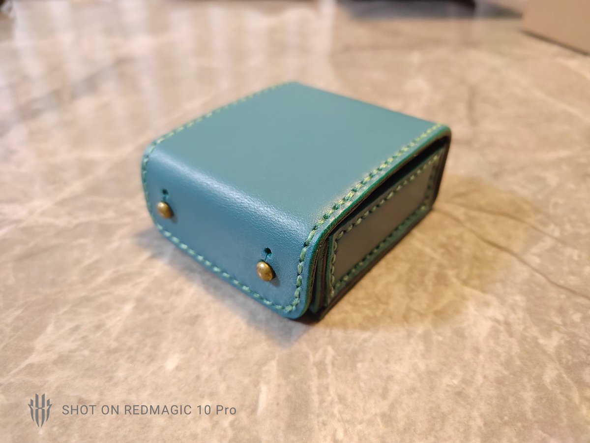 MARRYLeather's tweet photo. 今回の注文
ターコイズ色のブッテーロレザーでダメカンケースを製作しました。
7cm四方で高さ3.5cmのオーダー。
自分だけのアイテムと最高のカードゲーム体験を送れますように。

#レザークラフト　#カードゲーム　#ポケカ　#ダメカンケース　#ブッテーロ　#マルチケース https://t.co/VODq2MtHyb