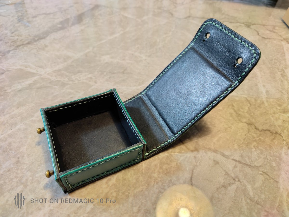 MARRYLeather's tweet photo. 今回の注文
ターコイズ色のブッテーロレザーでダメカンケースを製作しました。
7cm四方で高さ3.5cmのオーダー。
自分だけのアイテムと最高のカードゲーム体験を送れますように。

#レザークラフト　#カードゲーム　#ポケカ　#ダメカンケース　#ブッテーロ　#マルチケース https://t.co/VODq2MtHyb