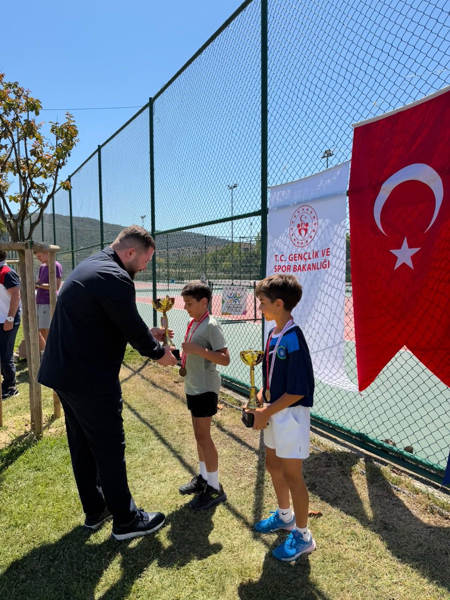 akgencbursa16's tweet photo. İl Gençlik Kolları Başkanımız Furkan Akın ve kıymetli protokolümüzle birlikte Bursa İl Birinciliği Tenis Turnuvası Ödül Töreni’ne katıldık. Turnuvada mücadele eden tüm sporcularımızı tebrik ediyor, başarılarının devamını diliyoruz. 🎾🏆 https://t.co/mKBnHZrBH6
