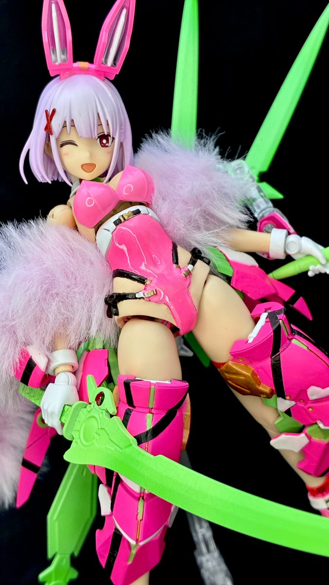 i_ishigusu87's tweet photo. 【イナバ＝ミツバ】
 蛍光カラーの明るいサムライバニーガール。夜でも目立つよ！
 カードをディールするように光の刃を操る。天真爛漫な性格で、 賭け事が好きだが大穴を狙って負けがち。  
「ピカピカ笑顔でオールイン！」

#二大フェチ30MS総選挙
#キュート派 https://t.co/FOxEyZzujE