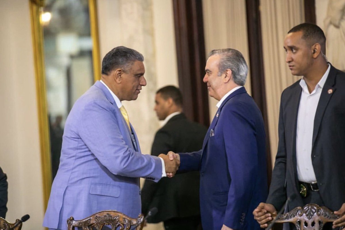 chuvasquez's tweet photo. Hay amistades que se fortalecen trabajando por un mismo propósito: servir a la gente. Hoy deseo un feliz cumpleaños al presidente @luisabinader. Gracias por su confianza y liderazgo. Que Dios le conceda salud, sabiduría y muchos años de vida. ¡Un fuerte abrazo, presidente! 🇩🇴 https://t.co/MKCcRdvgUR