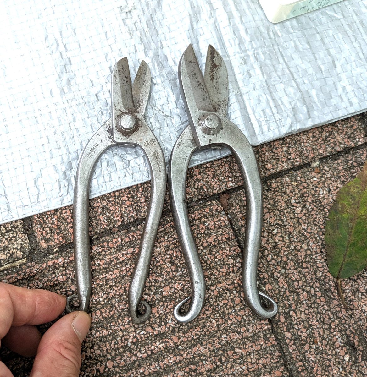 kunitachi0yen's tweet photo. ７月のくにたち０円ショップは、降りそうで降らないという絶妙に暑くない気候のなか、参加者も多めでした。
クジャクの羽のブラジル土産がきれいでした。
活け花用の意外に重厚なはさみ、そして裁縫用の糸を入れて持ち歩く袋などを見ながら、昔の暮らしを想いを馳せました。（T） https://t.co/jcAhTxummi