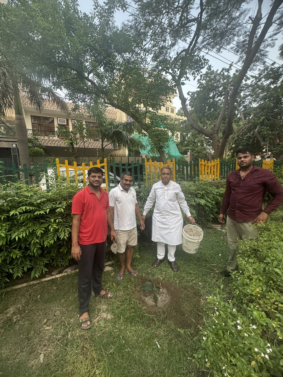 DrSnagarBJP's tweet photo. आदरणीय प्रधानमंत्री श्री @narendramodi_in जी के आह्वान पर “एक पेड़ माँ के नाम” अभियान के अंतर्गत मुख्यमंत्री @myogiadityanath के नेतृत्व में वृक्षारोपण महायज्ञ में सम्मिलित होकर आज भाजपा कार्यकर्ताओं के साथ नोएडा सेक्टर ५५ के पार्क में वृक्षारोपण किया !!
#एक_पेड़_माँ_के_नाम https://t.co/DVpNP5I7um