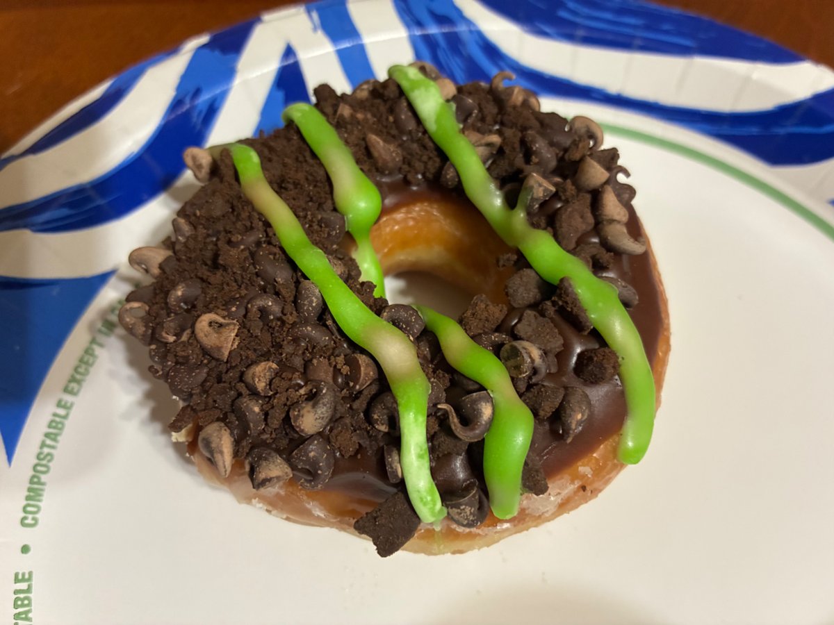 DreamweaverIt's tweet photo. Krispy Kreme x Girl Scouts cookies Thin Mints! :3 https://t.co/6EQ2yaGJXH