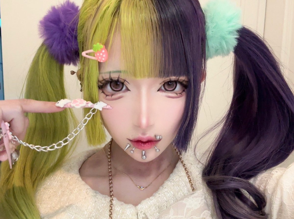tokumei_meidol's tweet photo. 芋時代の私の眉毛と前髪どないなっとんねーんWWWてか、眼鏡が南海キャンディーズ山里やんけ https://t.co/fUqbV36ig2