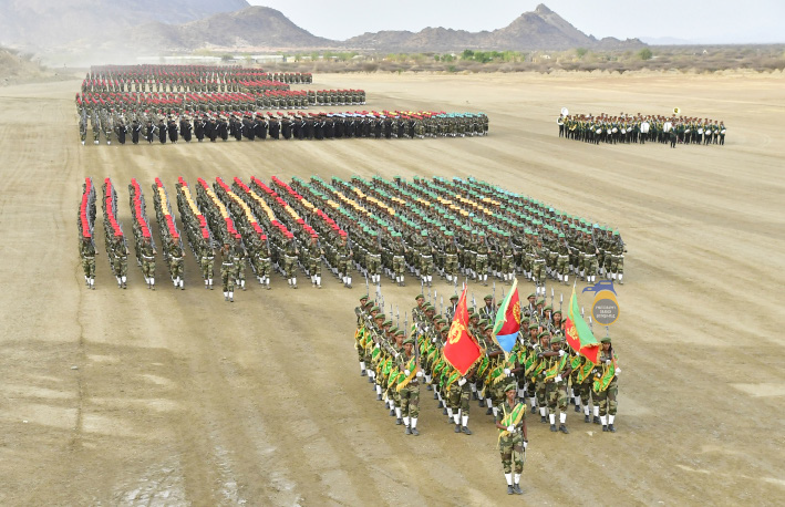 shabait's tweet photo. ሪፖርታዥ : ስነ-ስርዓት መመረቕታ መበል 38 ዙርያ ሃገራዊ ኣገልግሎት
ኣብርሃም ዘርአ (ወዲ-ሃለቃ)

ጽንብል ስነ-ስርዓት መመረቕታ መበል 38 ዙርያ ሃገራዊ ኣገልግሎት፡ ትማሊ 11 ሓምለ ኣብ’ታ ማእከል ኩሉ መዳያዊ ህንጸት መንእሰያት ዝዀነት ሳዋ ተኻዪዱ። እዞም ናይ 12 ክፍሊ ኣካዳምያዊ ትምህርቶም ከምኡ’ውን ግቡእ ወተሃደራውን ፖለቲካውን ስልጠናታት ዝቐሰሙ ተመረቕቲ፡ ክቡር ፕረዚደት ኢሳይያስ ኣፈወርቂ ዝርከቦም ላዕለዎት ሰበ-ስልጣን መንግስትን ግንባርን፡ ኣዘዝቲ ሰራዊት፡ ሓለፍቲ ሃገራውያን ማሕበራትን፡ ኣለይቲ ተመሃሮን ብሓፈሻ ማሕበረ-ሰብ ሳዋ ኣብ ዝተረኽብሉ፡ ብወግዒ ተመሪቖም።

እቲ ስነ-ስርዓት፡ ብዝኽረ ሰማእታት ምስተኸፍተ፡ ተመረቕቲ ሰልፈኛታት ብሃገራዊ ማርሺን ባንድ ተሰንዮም ንኽቡር ፕረዚደንት ሃገረ ኤርትራ ኣቶ ኢሳይያስ ኣፈወርቂ ናይ ክብሪ ሰላምታ ኣካዪዶም።

ፕረዚደት ኢሳይያስ ኣፈወርቂ ኣብ ዘስምዖ መደረ፡ ንተመረቕቲ 38 ዙርያ ሃገራዊ ኣገልግሎት፡ ወለዲ፡ ኣለይ�� መምህራኖም “ዮሃና” ድሕሪ ምባል፡ ኣብቲ ስነ-ስርዓት መመረቕታ ዝቐረበ ባህላዊ መሳናደኦታት ቀስቃሲ፡ ደራኺ ድርዒ ምዃኑ “ኣገናዕ” ክብል ገሊጹ። ተመረቕቲ፡ ኣብ ምድላብ ፍልጠ���ን ኣፍራይነትን ኣብ ዘካይድዎ ዘይሕየል ዘይሕለል ጽንዓት ሰናይ ምንዮቱ ገሊጹ። እታ ዕዝዝቲ ዕለት ኣብ ሂወት እቶም ተመረቕቲ ኣገዳሲት መድረኽ ብምዃና ውጽኢት ፈተና ብዘየገድስ፡ ኣካዳምያዊ ድርኺት ብዝሓየለ ክውጠን ስለዘለዎ፡ ቀዳምነታቶምን ኣተኲሮኦምን ዓይነታዊ ፍልጠት ኣብ ምድላብን ብዘየሰልኪ ስራሕን መሃዝነትን ኣብ ምዕባይ ክኸውን ከም ዝግባእ ኣዘኻኺሩ። ኣብ ዝገብርዎ ተበግሶታትን ናይ ነብሶም መጻኢን ዕቤትን ኣብ ቅሳነትን ራህዋን ቤተ-ሰብን ሃገርን ዝህልዎ ዕዙዝ ኣበርኩቶ ዝህልዎ ዓቢ ብምዃኑ፡ ነዚ ብምግንዛብ ከቢድ ሕልናዊ ሓላፍነት ዘክም ምዃኑ ሓቢሩ።

ፕረዚደንት ኣብ መወዳእታ፡ ስድራን ቤተ-ሰብን ከምኡ ከኣ፡ ��/ሪ ትምህርትን ኣብ ኣካድምያዊ ጉዕዞ ትምህርትን ዝግባእ ምክትታልን ደገፍን ክገብሩ፡ ምዝኽኻር ዘይድልዮ ግድነት ከም ዝዀነ’ውን ኣተሓሳሲቡ። ተመረቕቲ ኣብ ዘካይድዎ ዘይሕለል ትግሃት ዓወት ክትጓናጸፉ ስድራን ሕብረተ-ሰብን መምህራንን ኣለይትን’ውን ኣሳልጦን ሰናይ ምንዮቱን ገሊጹ።

ድሕሪ’ቲ ንምርኢት ዝቐረበ ስሙር ምረሻ፡ “ሳዋ” ዘርእስታ ደርፊ ብቋንቋ ትግራይት ብድምጻዊ መንእሰይ መንሱር ሳልሕ ቀሪባ። ብምቕጻል፡ ብሕብሪ ባንዴራ ኤርትራ ዝወቀበ ልዕሊ 1400 ተመረቕቲ ዝሓዘ መራሒ ወተሃደራዊ ሰልፊ እዩ ንምርኢት ቀሪቡ። ሰልፈኛታት ነቲ ብኽቡር መስዋእቲ ዝረኸብናዮ ባሕርና ዝገልጽ፡ “ባሕርና ርስትና” ዝብል ቅርጺ ጽሑፍ ብዘደንቕ ጥበብ ኣቚሞም። ድምጾም ክብ ኣቢሎም ድማ፡ ንሃብታም ቅርሳዊ ባሕርናን ወደባቱን ዝገልጽ ትሕዝቶ “ቀይሕ ባሕርና ንያትና፡ ክብርና፡ ኣርማና፡ ህላወና፡ ደጀንና፡ ርስትና” እናበሉ ኣድሚጾም። ከም ተረከብቲ ወለዶ መጠን ነቶም ብትዕቢትን ጠገለ ዘይብሉ ስስዕትን ዝዓበ�� ጸላእትና፡ ልቦም ዝስንጥቕ መትከላዊ መልእኽቶም ኣመሓላሊፎም። ቀጺሉ፡ ”ኤርትራውነት ዘሐብን መንነት” ብዝብል ንመንፈስ ኤርትራዊ ዘጉልሕን ንምክልኻልን መኸተን ዘንጸባርቕን ወተሃደራዊ ሰልፊ፡ ኣብ 20 ዓበይቲ ብሎካት ተመቓቒሉ ናብ ተዓ��ብቲ ቀሪቡ። ጉጅለ ባህሊ ኣውላ - ሓይልታት ምክልኻል ኤርትራ እዚ ምዕራብ ነቲ ዕለት ዘንጸባርቕ መሳጢ ምርኢት ኣቕሪባ። “ኣማን ኮልዮ ሳዋ” እትብል ደርፊ ብቋንቋ ናራ ምስ ሰዓበት፡ ብቋንቋታት ብዳዌት፡ ትግርኛ፡ ሳሆ፡ ኩናማ፡ ዓፋር ንኽብሪ’ቲ ዕለተ መመረቕታ ዝተሰናደአ ሓደስቲ ደርፍታት ተር ከም ዓተር ብተለሃይቲ እናተሰነየ ቀሪቡ።

ብተወሳኺ፡ ሞኖሎጋዊ ግጥምታት፡ ብህጻን መርሃዊ ካብ መደበር ታዕሊም ሳዋን፡ ዓወት ሃብቶም ካብ እዚ ምዕራብን ተመራሪሐን ቀሪበን።

ጽንብል ስነ-ስርዓት መመረቕታ መበል 38 ዙርያ ሃገራዊ ኣገልግሎት ፉሕ-ፉሕ እናበለ ምስ ጥዑም ኩነታት ኣየር ተሰንዩ እናተኻየደ እንከሎ፡ “ሳዋ እናበልካ ዝርየ” ��ርእስታ ኮሜዲያዊት ድራማ፡ ብኣባል ዓባይ ጉጅለ ባህሊ ዋልታ ሚ/ሪ ምክልኻል ስነ-ጥበበኛ ዮሃንስ ሃብተገርግሽ (ጆን- ሜራ) ዝተደርሰት፡ ብስነ-ጥበበኛታት ፍዮሪ ተኸስተ፡ ናትናኤል ሰለሙን (ቦቲ)፡ ቤትኤል ዮሃንስን ምስ ተለሃይቲ ጉጅለ ባህሊ ኣውላ ብምውህሃድ ናብ ተዓዘብቲ ቀሪባ።

መንእሰይ ከይተማህረን ተፈቲኑ ተመኩሮ ከይቐሰመ፡ ��ምኡ’ውን ብኣካልን ኣእምሮን ከይተሃንጸን ከይበሰለን፡ ኣብ ልምዓትን መኸተን ኰታ ህንጸት ሃገር ክሳተፍን ከበርክትን ስለዘይከኣል፡ መንእሰያት ብሞያን ትምህርትን ምህናጽ ሕርያ ጥራሕ ዘይኰነስ፡ ቅድመ ኩነት ምዃኑ መንግስቲ ኤርትራ ኣብ ከምዚ ዓይነት መመረቕታታት ከም እዋናዊ ኲነት ብተደጋጋሚ ገሊጽዎ እዩ። ከምኡ ስለዝዀነ ድማ እንሆ ሎሚ፡ ኣብዛ ቁራዕ ጅግንነት ዝዀነት ቦታ ዝተሃንጹ ኣሽሓት መንእሰያት እዚ ሃገር ንምረቓ በቂዖም ይርከቡ። ከም’ዚ ሎሚ ኣብ ሳዋ ፈርዩ እንርእዮ ዘለና መንእሰይ እዩ ድማ፡ ሳላ ኩሉ ቀዳምነታቱ ኣወንዚፉ ናብቲ ሃገር እትጠልቦ ዕማም ዝወፈረ፡ ሎሚ በሪኹ ንርእዮ ዘለና። እዚ ስነ-ስርዓት መመረቕታ ንመንእሰያት ዘሰክሞ ሓላፍነት ረዚን እዩ። ናብ ዝቕጽል ምዕራፍ ብዝለዓለ ናህርን ኣፍራይነትን ክስጉሙ ትምኒት ወለዶም፡ ኣለይቶምን መምህራኖምን፡ ሕብረተ-ሰቦም፡ መንግስቶም እዩ።

ሳዋ ኣብ ምዕራባዊ ዶብ ኤርትራ እትርከብ ቦታ እያ። መንእሰያት ኩሉ መዳያዊ ንቕሓቶም ከበርኽ ዝኽእል መደባት ዝካየደላ ሃገራዊት ባይቶ መንእሰያት መንእሰያት ብሃገራዊ ክብርታት፡ ኣካላዊ ብቅዓት፡ ናይ ስራሕ ባህሊን ተጻዋርነትን፡ ድስፒሊን፡ ርእሰ ምትእምማን፡ ብሓድነትን ፍቕርን ሓደ ብሓደ እትዅስኩስ ቦታ እያ። ከም ውጽኢት ናይዚ እንጠቕሶ ዘለና ድማ፡ ብሳዋ ዝሓለፈ መንእሰይ ኣብ ሃገራዊ መደባትን ልምዓትን መኸተን ብልዑል ተወፋይነት ከም ዝሳተፍ እትገብር ቅርዓት ሃገራውነት እያ። ኣብ መስርሕ ህንጸት ሃገር፡ ኣብ ዝተፈላለየ እዋናት ካብ ፈለማ ክሳብ ሕጂ በብመድረኹ ካብ ሳዋ ተመልሚሎምን ሰልጢኖምን ዝወጽኡ ኣሽሓት ኤርትራውያን መንእሰያት እኹል ምስክር እዩ። ሳዋ ዋሕስ ሃገርን መደበር ህንጸት መንእሰያት ኤርትራውያን፡ እያ። ካብ 1994 ጀሚራ ድማ፡ ብሃገሮምን ህዝቦምን ዝሕበኑ ኣሽሓት መንእሰያት፡ ኣብ ከርሳ መል��ላ ናብ ስራሕ ዘዋፈረት እምንቲ ቦታ እያ።

ኣብቲ ዕዙዝ ጽንብል፡ ኣዛዚ ማእከል ስልጠና ሃገራዊ ኣገልግሎት ኮ/ል ደበሳይ ግደ ኣብ ዘስምዖ ቃል፡ ተመረቕቲ ብልዑል ተወፋይነት መምህራንን ኣለይትን፡ ኣብ ኩሉ እቲ ኣብ ሳዋ ዝተወሃበ ትምህርቲ ልዕሊ 96 ምእታዊት ዕውታት ኰይኖም ንምምረቕታ ምብቅዖም “ዮሃና” ድሕሪ ምባል፡ ከም ዝሓለፉ ኣሕዋቶምን ኣሓቶምን ኣብ ኩሉ እቲ ዝወፈርሉ ሃገራዊ ዕማም ብቕዓቶም ከም ዘረጋግጹ ልዑል እምነቱ ገሊጹ።

ተመረቕቲ ካብ መላእ ሃገር ዝርከባ 2ይ ደረጃ ኣብያተ ትምህርቲ ዝመጹ ኰይኖም፡ ን8 ኣዋርሕ ናይ 12 ክፍሊ ኣካድማያዊ ትምህርቲ፡ 4 ወርሒ ድማ ወተሃደራውን ፖለቲካውን ከምኡ’ውን ስነ-ምግባር ኣካላዊ ህንጸትን ዘጠቓለለ ስልጠና እዮም ቀሲሞም።

ከም’ቲ ኣብ ምምጻእ ናጽነት፡ ኣብ ምዕቃብን ምኽባርን ልኡላውነት ሃገር ብመስዋእቶም ህዝቦም ዘድሓኑ መንእሰያት፡ ካብ ካልእ ዘይኰነስ ካብ’ዛ ማእከል ስልጠና ሃገራዊ ኣገልግሎት ፈርዮም ዝተራብሑ ብሉጻት ሰባት እዮም። ምኽንያቱ ሳዋ ሰብ ዝህነጸላ፡ ምንጪ ሓይሊ ኤርትራውያን እያ። ብዓብይኡ ከኣ፡ ነታ እንምነያ ኤርትራ ዝሃንጽ ሓንጐል ዝፈርየላ ኣብ ርእሲ ምዃና፡ ካብ ጽግዕተኛነት እተገላግል መምህር ኩለንትናዊ ህይወት ኣእላፍ ኤርትራውያን እያ- ሳዋ። ብሓጺሩ መዓስከር ሳዋ ሃገሮም ዘድሕኑ ብሓድነት ዝግስግሱን ሞያዊ ብቕዓትን ትምህርትን ዝድልቡላ ቦታ እያ።

ሳዋ፡ ንኹሎም ነቶም ኣብ ምዕቃብ ናጽነትን ክብረትን ሃገሮም ነታ ዘይትትካእ ህይወቶም ዝኸፈሉ ሓርበኛታትን ገና ሃገሮም ዝከላኸሉን ዝሃንጹን ዘለው ጀጋኑን እያ ተዛኻኽረካ። ህላዌና ምንባርና ተዋሒሱ ዝመልከዐ ድማ፡ ሳላ ሳዋ እዩ። ሳዋ ኣብዚ ሕጂ እዋን ከም ሕክምና፡ ኤለትሪክ፡ማይ፡ ህንጻ ዝኣመሰለ ብቑዕ ማሕበራዊ ኣገልግሎት ወኒና ትርከብ ውቕብቲ ከተማ ኮይና ኣላ። መንእሰያት ካብ ዝተፈላአየ ቦታታት ሃገርና ሒዞሞ ዝመጽኡ ባህላዊ ብዙሕነትን ፍልጠትን፡ ሞያን ብቕዓትን ኣብ’ዚ ቦታ ብምርኻብ እዮም ሓድነቶም ዘደልድሉ። ብሓፈሻ፡ ሳዋ መንእሰያት ኣብ ሓደ መኣዲ ብምስታፍ ተመኩሮን እናቐሰሙ ሓድሕድ ፍልጠትን ባህልን ዝለዋወጡላን ዝወራረሱላን ማእከል እያ። ኣብ ወጻኢ ሃገር ዝቕመጡ መንእሰያት ከይተረፈ ሃገራዊ ግቡኦም ንኽፍጽሙ ዝመጽኡላ ቦታ ብምዃና፡ ዜጋታት ንኽላለዩን ንኽዛተዩን ብኤርትራዊ መንፈስ ዝዓብዩላ ቦታ እያ። መንእሰያት ኤርትራ፡ ነቲ ኣብ ነብሶም ዝካየድ ወፍርን ጻዕ���ን ምኹስኳስ ሃገራዊ ንቕሓት ብዝግባእ ተረዲኦም፡ ካብ ሳዋ ምስ ወጹ ኣብ ሃገራዊ መደባት ክነጥፉን ልዑል ኣበርኩቶ ክገብሩን ንዕዘቦም ኣለና። ብሓጺሩ ሳዋ ሃገሮም ዘጽንዑ፡ ህዝቦም ዝሕብሕቡ ዜጋታት እትኹስኲስ ቤት መንእሰያት ኤርትራ እያ። ሳዋ፡ እሙናት ሰባት እያ ትሃንጽ። እምነ ኩርናዕ ኣተሓሳስባ ሸባባት ኤርትራ እያ። ምኽንያቱ ባህልን ክብርታትን ህዝቢ ኤርትራ፡ ዳግማይ ኣብ ሳዋ ስለዝተዀልዐ። ኣብቲ ኣጋጣሚ፡ ኣብ ኣካላዊ ብቕዓት፡ ጨመተ ተዂሲ፡ ወተሃደራዊ ሰልፊ፡ ስልታዊ ጥበባት፡ ባህልን ስነ-ምግባርን ኣጠቓላሊ ወተሃደራዊ ሰልፊ ጸብለል ኢሎም ንዝዛዘሙ ተመረቕቲ፡ ዕውታት ንዝዀና ኣሃዱታትን ኣለይትን ካብ ኢድ ክቡር ፕዚደንት ኢሳይያስ ኣፈወርቂን ጠቕላሊ ሓለቓ ስታፍ ሓይልታት ምክልኻል ኤርትራ ጀነራል ፍሊጶስ ወልደዮሃንስን ሽልማቶም ተቐቢሎም።

ተመረቕቲ ንሃገሮምን ህዝቦምን ብእምነት ከም ዘገልግሉ ቃለ-ማሕላ ድሕሪ ምፍጻም ድማ፡ እቲ ብምረሻ ባንድ፡ ወተሃደራዊ ሰልፊ፡ ብዝተፈላለዩ ባህላዊ ምርኢት ተሰንዩ፡ ካብ ሰዓት ካብ ወጋሕታ ክሳብ ሰዓት 8፡40 ቅ/ቐ ዝደመቐ ወግዓዊ ጽንብል ስነ-ስርዓት መመረቕታ መበል 38 ዙርያ ሃገራዊ ኣገልግሎት ብሃገራዊ መዝሙር ተዛዚሙ።