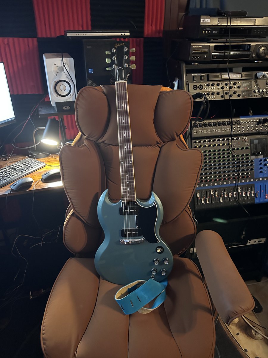 Guitarbizon tweet media