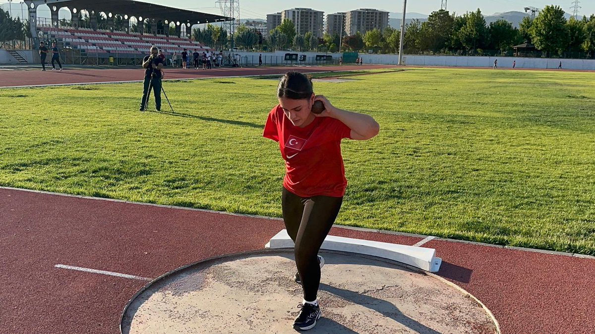 GSB_Adiyaman's tweet photo. 🏆 ENKAZDAN DOĞAN ŞAMPİYON

Bazı zaferler sadece madalya kazanmak değildir. Bazı zaferler, yeniden ayağa kalkabilmektir.

6 Şubat depremlerinde annesini, babasını, kardeşini ve sağ kolunu kaybeden Meryem Hanne Erbil, enkaz altında üç gün boyunca yaşam mücadelesi verdi. Hayatı bir anda değişti. Ancak yaşadığı tarifsiz acılara rağmen pes etmedi; spora yeniden sarılarak umut olmaya karar verdi.

Çocuk yaşlarda başladığı eskrimde sağ koluyla Türkiye üçüncülüğü elde eden Meryem, bugün sol koluyla yeni başarı hikâyeleri yazıyor.

🇹🇷 Diyarbakır’da düzenlenen Para Atletizm Türkiye Şampiyonası U20 kategorisinde;

🥇 100 metre Türkiye Şampiyonu
🥇 Gülle Atma Türkiye Şampiyonu
🥇 Cirit Atma Türkiye Şampiyonu

olarak 3 altın madalya kazanarak büyük bir başarıya imza attı.

Başarısını anlatırken, “Bu madalyalar benim için sadece birincilik değil, yeniden doğuşumun simgesi. Şimdi hedefim 2028 Paralimpik Oyunları’nda ülkemi en iyi şekilde temsil etmek.” sözleriyle duygularını dile getiren Meryem, Adıyaman Üniversitesi Sosyoloji Bölümü’ndeki eğitimini sürdürürken Sümerevler Atletizm Pisti’nde haftanın beş günü antrenman yaparak hedeflerine emin adımlarla ilerliyor.

Adıyaman Gençlik ve Spor İl Müdürü Hüseyin Elüstü ise Meryem’in hikâyesinin yalnızca sportif bir başarı olmadığını, depremin ardından yeniden ayağa kalkmanın, umudu büyütmenin ve gençlere ilham olmanın en güçlü örneklerinden biri olduğunu belirterek, Gençlik ve Spor İl Müdürlüğü olarak her zaman sporcunun yanında olmaya devam edeceklerini ifade etti.

Meryem’in kazandığı üç altın madalya; azmin, inancın ve vazgeçmemenin eseridir. Onun hikâyesi, yalnızca bir sporcunun başarısı değil; Adıyaman’ın yeniden ayağa kalkışının, umudun ve mücadelenin sembolüdür.

👏 Tebrikler Meryem Hanne Erbil! Yolun açık, başarıların daim olsun.