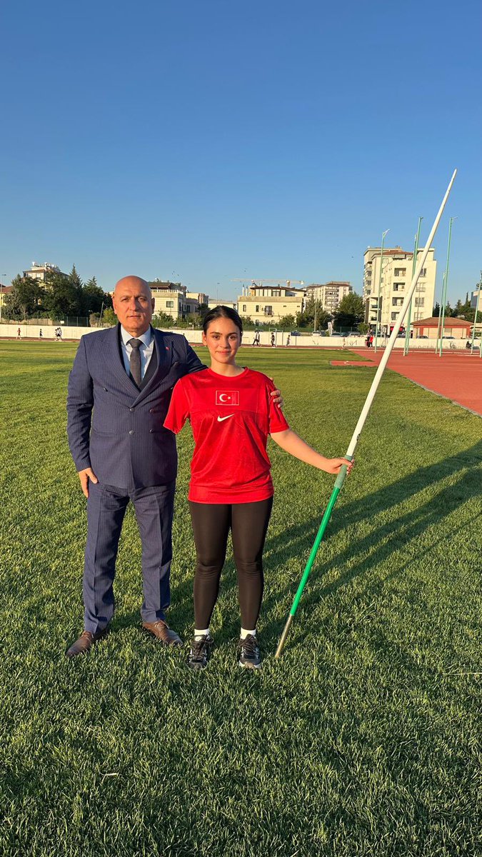 GSB_Adiyaman's tweet photo. 🏆 ENKAZDAN DOĞAN ŞAMPİYON

Bazı zaferler sadece madalya kazanmak değildir. Bazı zaferler, yeniden ayağa kalkabilmektir.

6 Şubat depremlerinde annesini, babasını, kardeşini ve sağ kolunu kaybeden Meryem Hanne Erbil, enkaz altında üç gün boyunca yaşam mücadelesi verdi. Hayatı bir anda değişti. Ancak yaşadığı tarifsiz acılara rağmen pes etmedi; spora yeniden sarılarak umut olmaya karar verdi.

Çocuk yaşlarda başladığı eskrimde sağ koluyla Türkiye üçüncülüğü elde eden Meryem, bugün sol koluyla yeni başarı hikâyeleri yazıyor.

🇹🇷 Diyarbakır’da düzenlenen Para Atletizm Türkiye Şampiyonası U20 kategorisinde;

🥇 100 metre Türkiye Şampiyonu
🥇 Gülle Atma Türkiye Şampiyonu
🥇 Cirit Atma Türkiye Şampiyonu

olarak 3 altın madalya kazanarak büyük bir başarıya imza attı.

Başarısını anlatırken, “Bu madalyalar benim için sadece birincilik değil, yeniden doğuşumun simgesi. Şimdi hedefim 2028 Paralimpik Oyunları’nda ülkemi en iyi şekilde temsil etmek.” sözleriyle duygularını dile getiren Meryem, Adıyaman Üniversitesi Sosyoloji Bölümü’ndeki eğitimini sürdürürken Sümerevler Atletizm Pisti’nde haftanın beş günü antrenman yaparak hedeflerine emin adımlarla ilerliyor.

Adıyaman Gençlik ve Spor İl Müdürü Hüseyin Elüstü ise Meryem’in hikâyesinin yalnızca sportif bir başarı olmadığını, depremin ardından yeniden ayağa kalkmanın, umudu büyütmenin ve gençlere ilham olmanın en güçlü örneklerinden biri olduğunu belirterek, Gençlik ve Spor İl Müdürlüğü olarak her zaman sporcunun yanında olmaya devam edeceklerini ifade etti.

Meryem’in kazandığı üç altın madalya; azmin, inancın ve vazgeçmemenin eseridir. Onun hikâyesi, yalnızca bir sporcunun başarısı değil; Adıyaman’ın yeniden ayağa kalkışının, umudun ve mücadelenin sembolüdür.

👏 Tebrikler Meryem Hanne Erbil! Yolun açık, başarıların daim olsun.