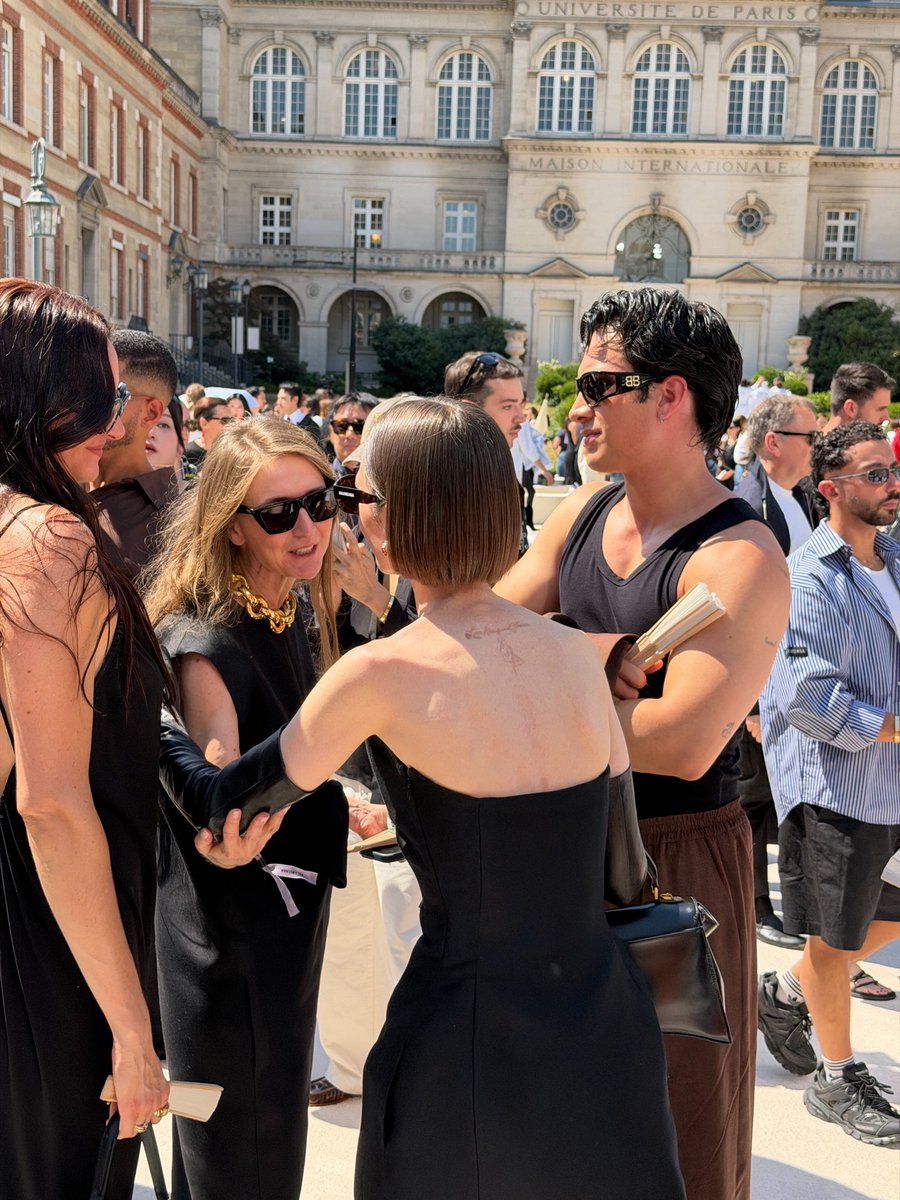 hudsonwupdates's tweet photo. New photo of Hudson Williams with Lily Collins and Shailene Woodley at Balenciaga Couture in Paris!

(via luciaserrra) https://t.co/VtA1Vbn0Lm