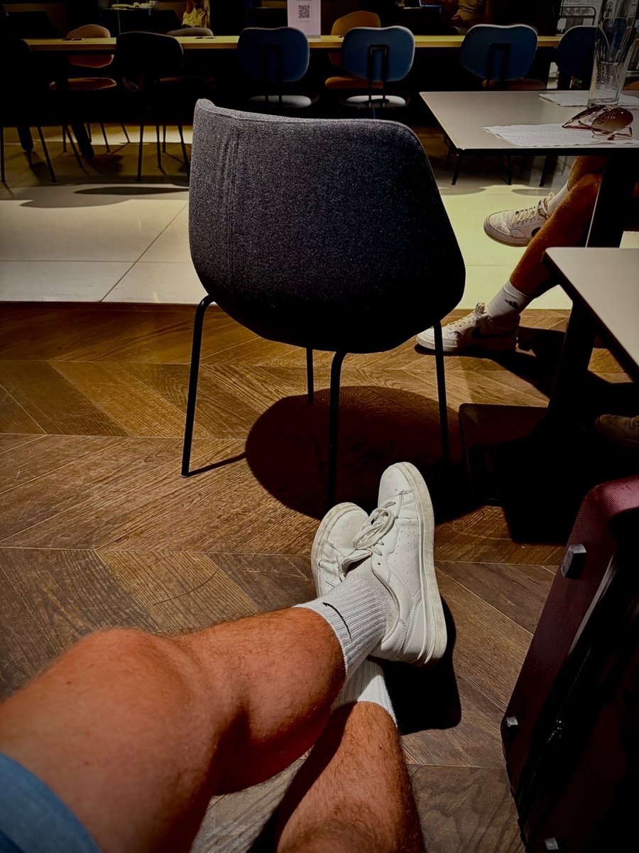 THECEOBEAR_DE's tweet photo. Flughafen Senator-Lounge ihr Loser. 
Wer kriecht vor mir und massiert mir die Füße während ich auf den Flieger warte und Champagner trinke? Ab in die DM‘s und zahlen!

#cashmaster #zahlschwein #paypig #whitesocks https://t.co/JNyv9NtkAr