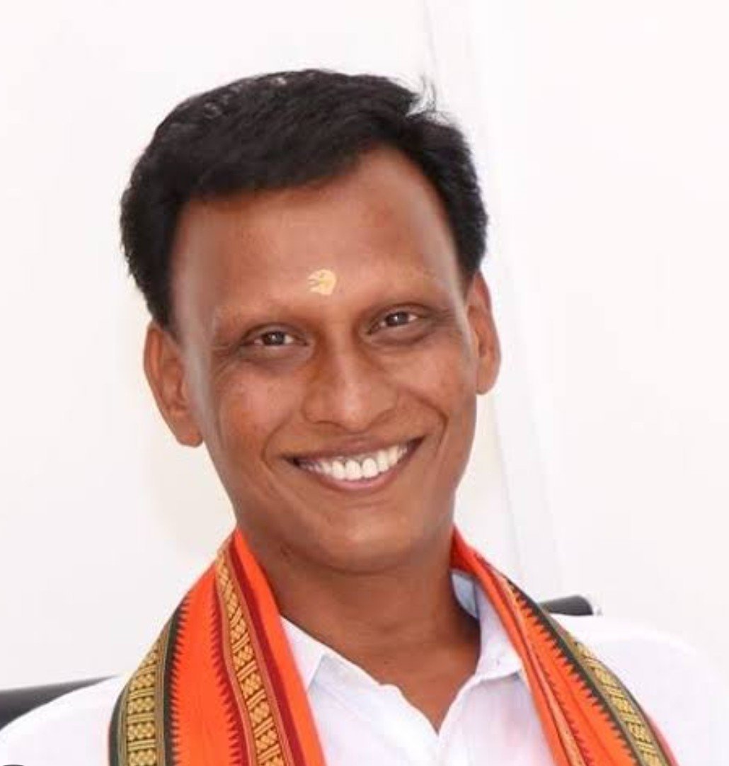 sona_sebin's tweet photo. Next to Annamalai Anna...
The hero of the show was 
Vasanth Rajan Anna..👌👌

A big appreciation to the one who made this conference a grand success.
Congrats Anna @vasanthrajan_k 
Very proud of you https://t.co/hva4WQMt6U
