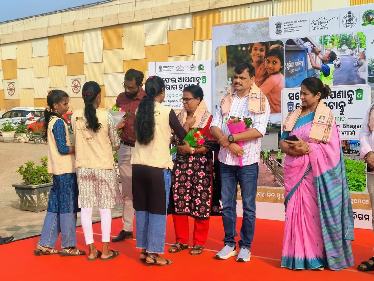 BMWV_BBSR's tweet photo. A Mass Cleaning Awareness Program was successfully conducted at under the theme "Safai Apnao, located on High Tech Hospital Road in the Pandra area near Rasulgarh Safai Apanao Bimari Bhagao.  T0wards a healthier and cleaner community.
Organized by team @bmc &amp; @safabhubaneswar https://t.co/DeTENMhPKp