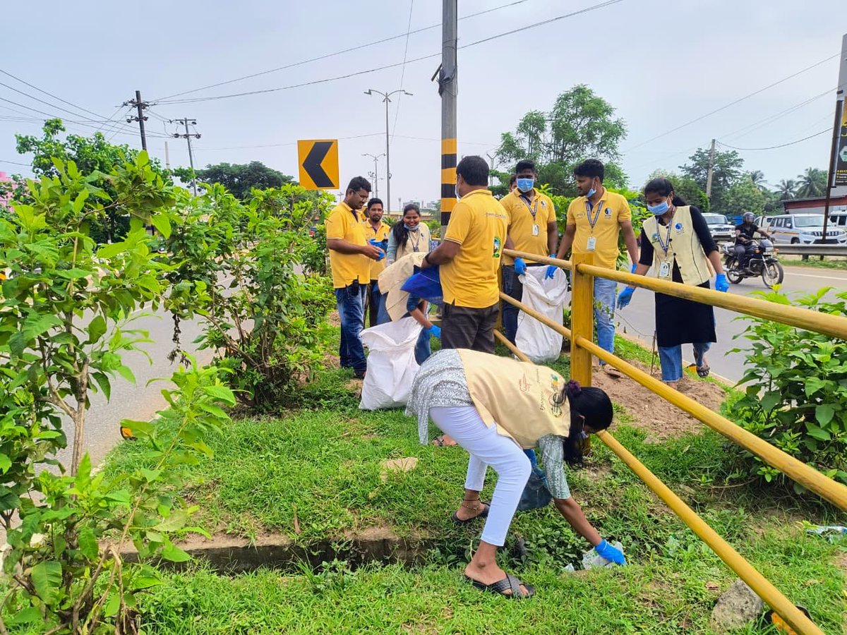 BMWV_BBSR's tweet photo. A Mass Cleaning Awareness Program was successfully conducted at under the theme "Safai Apnao, located on High Tech Hospital Road in the Pandra area near Rasulgarh Safai Apanao Bimari Bhagao.  T0wards a healthier and cleaner community.
Organized by team @bmc &amp; @safabhubaneswar https://t.co/DeTENMhPKp