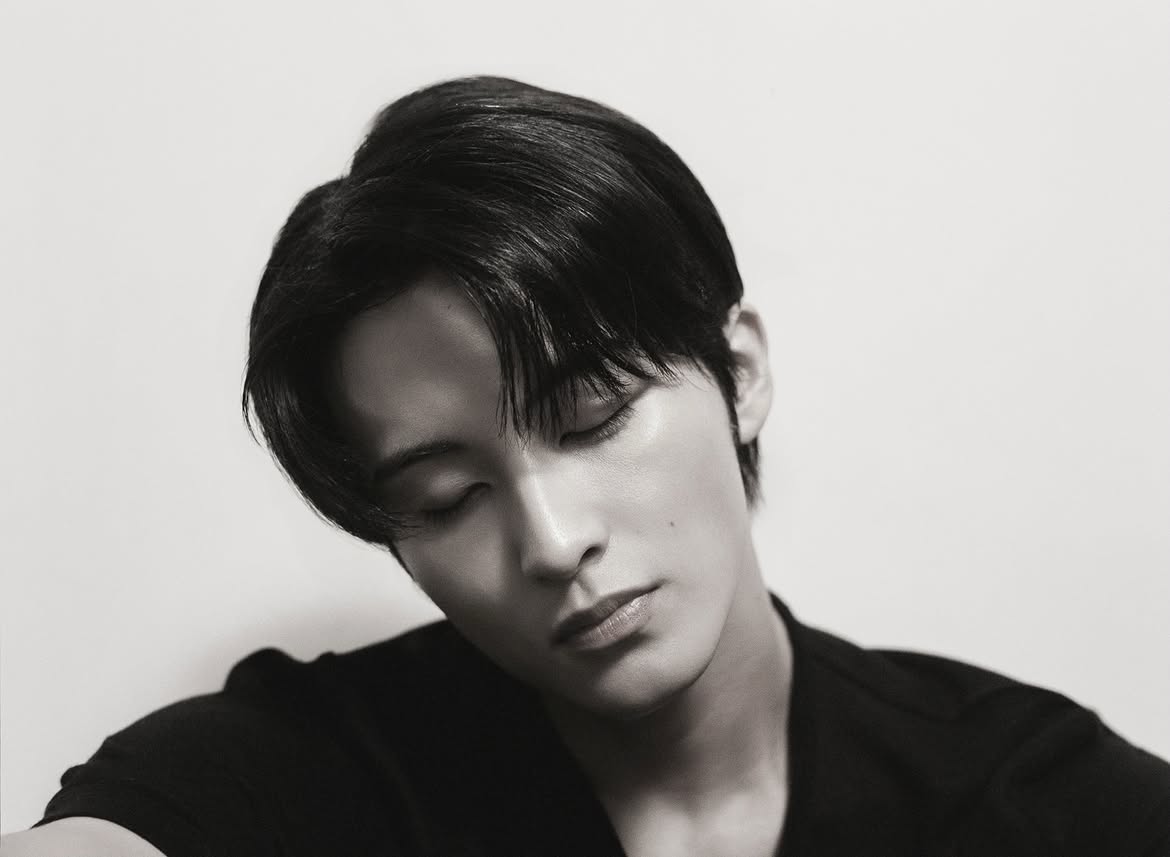 makeueongz's tweet photo. Caption upperroom kaya tau bgt kita kangen mark KATANYA SURPRISE KECIL???? GA KECIL ANJIR BIKIN HATI GUE BERBUNGA BUNGA "A little Sunday surprise💐Enjoy more beautiful profile photos of Mark Lee🖤" GUE AKAN MEMANDANGI NIH FOTO TERUS MENERUS 😚😚 GANTENG BGT PLZ https://t.co/j96X0z3tTs