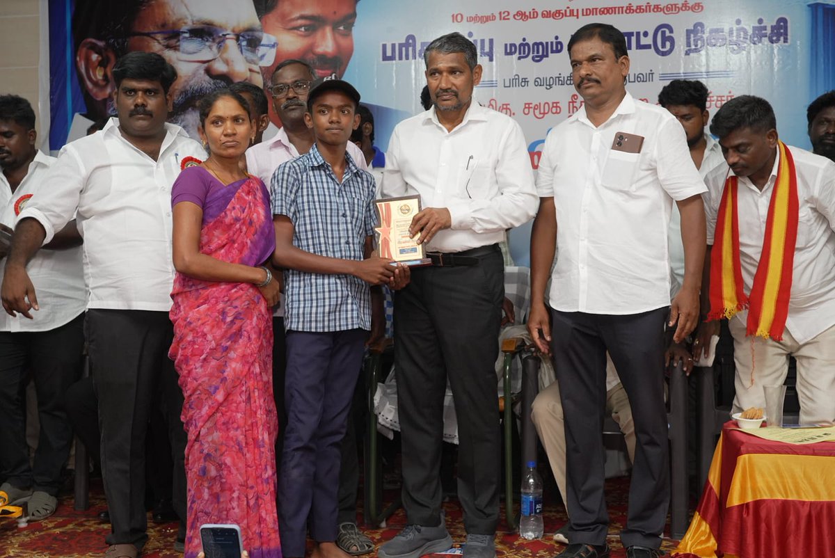 VanniTamizhVCK's tweet photo. விருதுநகர் மாவட்டம் - சாத்தூர் வட்டம், மேலப்புதூர் கிராமத்தில் விடுதலைச் சிறுத்தைகள் கட்சி - இரட்டைமலை சீனிவாசனார் கல்வி மேம்பாட்டு கூட்டமைப்பு சார்பில், இன்று (12.07.26) நடைபெற்ற 10 மற்றும் 12ஆம் வகுப்பு மாணவர்களுக்கான பரிசளிப்பு மற்றும் பாராட்டு விழாவில் பங்கேற்று மாணவர்களுக்கு பரிசளித்து வாழ்த்தினோம்.