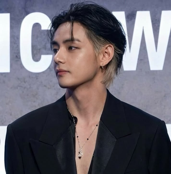 wintertaeta2's tweet photo. crying at the thought of mujin panicking trying to find bleach cuz taehyung randomly decided to dye his hair in the middle-of-nowhere-usa😭😭😭 https://t.co/R0jOBOUA7H