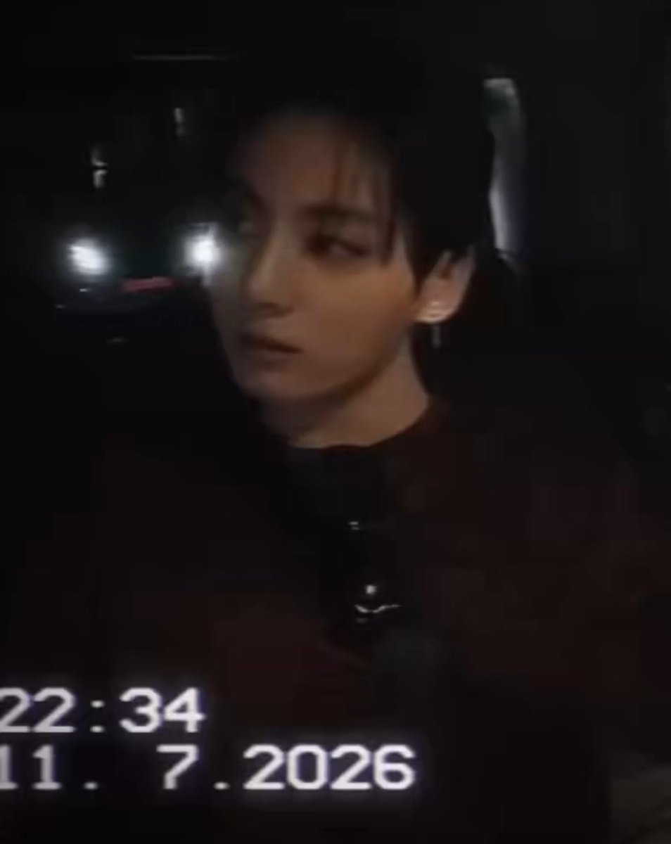 IMGOLDENCARD's tweet photo. 想出了拍vlog的点子又有了推荐歌曲的新方法，拍完tiktok给粉丝做礼物，又开始唱当地流行歌曲哄大家开心
柾国身上有无尽可爱和无限创意，喜欢他总能收获大大小小的惊喜和有趣，永远不缺新鲜感，没有公式化的一成不变，出道14年了还天天花心思琢磨和粉丝们的互动
真是天生巨星，浑身招人喜欢的特质 https://t.co/eQbRHqhOGP