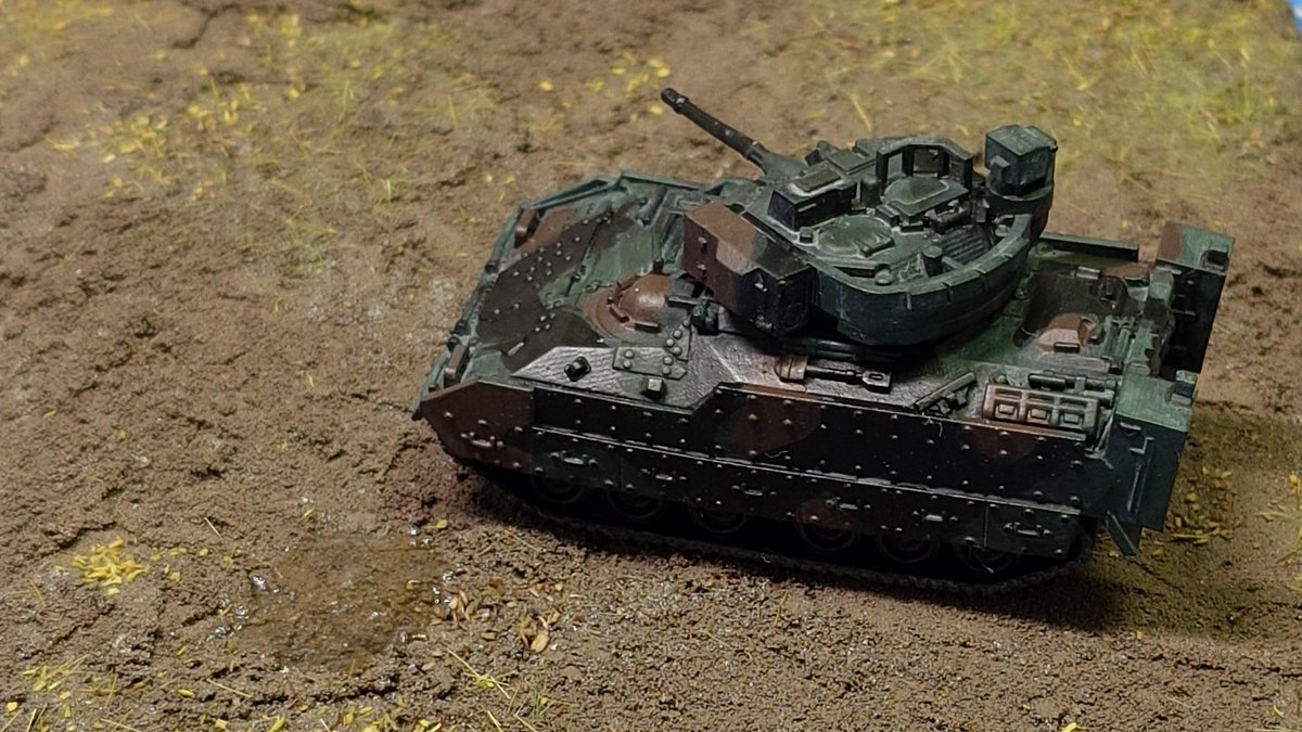 Heavy_cavalry1's tweet photo. 1/144 M3A2 Bradley 完成しました。

NATO迷彩が前作の89式と色が似ていたので、そのまま筆でさっと塗ってみました。
#144スケモ https://t.co/EN79tQcplz