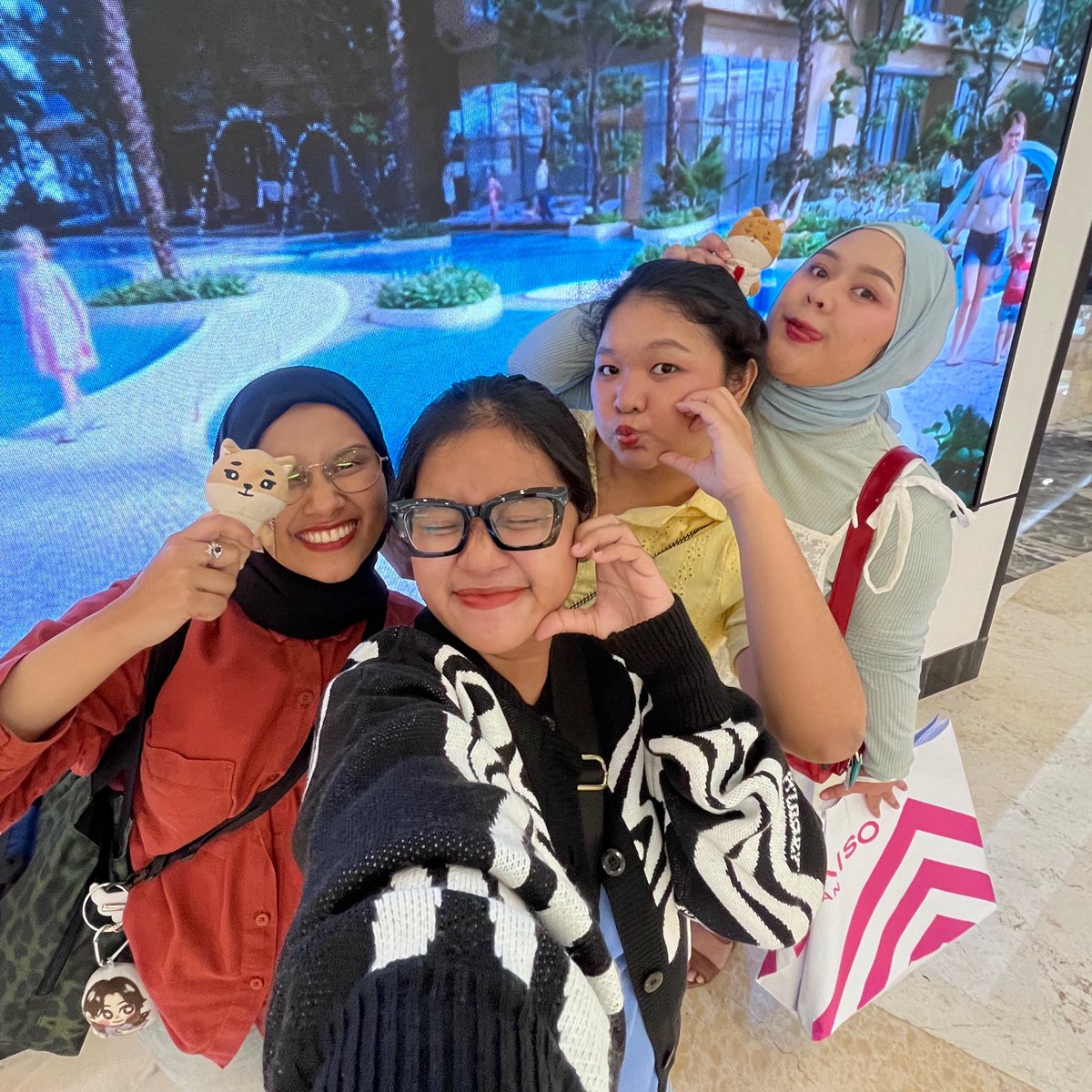 dearkangbra's tweet photo. Sebuah agenda meeting (dan main) yang dadakannya melebihi tahu bulat ☺️ https://t.co/PmNThnUHRW