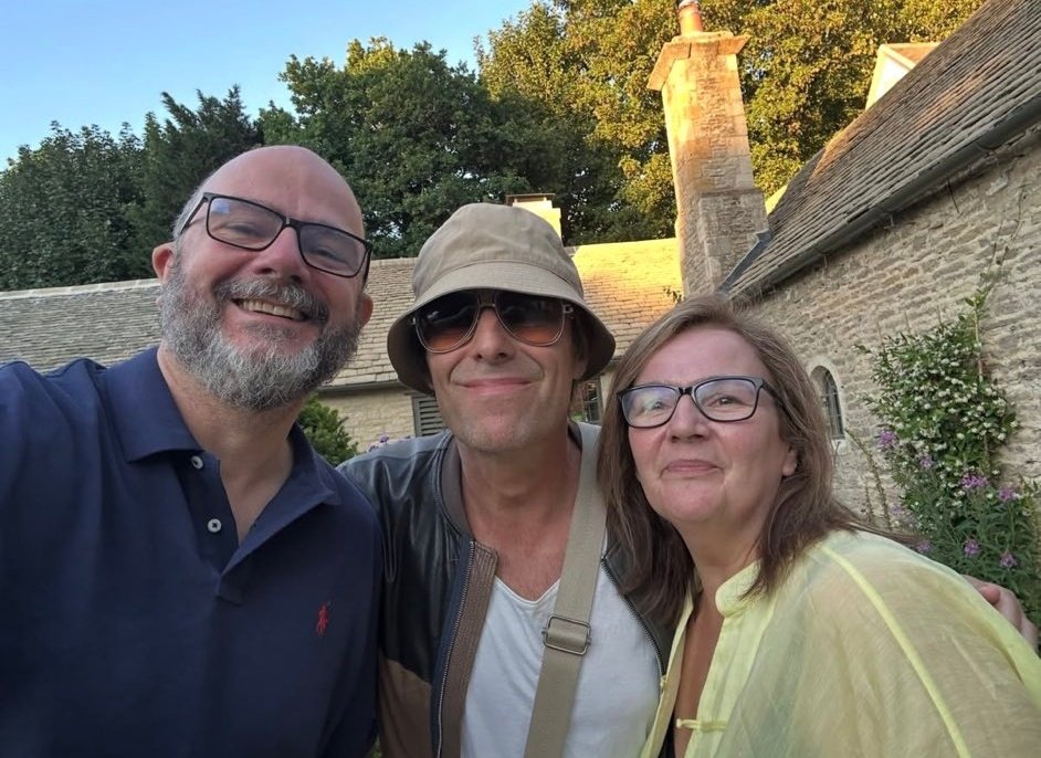 liamgdaily's tweet photo. New!  Liam Gallagher with fans in the Cotswolds https://t.co/mm6GGpZ07E