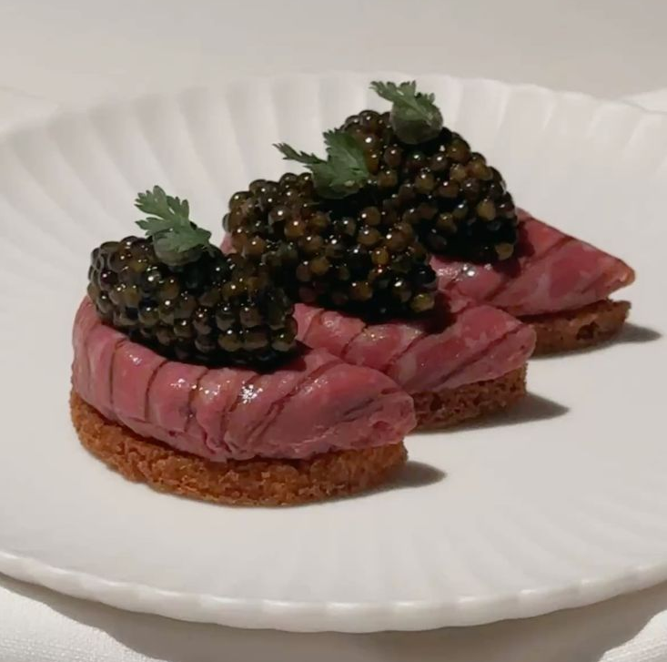 AMESFOLLES's tweet photo. "Ah, so... tonight we have quite the selection prepared. Foie Gras, Escargot... there's even Boeuf Bourguignon topped with caviar. And of course, for desserts, Crème Brûlée, Macarons, Soufflé..." The Lion introduced each luxurious French delicacy one by one briefly.

After all... surely the guests were far more interested in the dishes themselves than how they had been prepared.