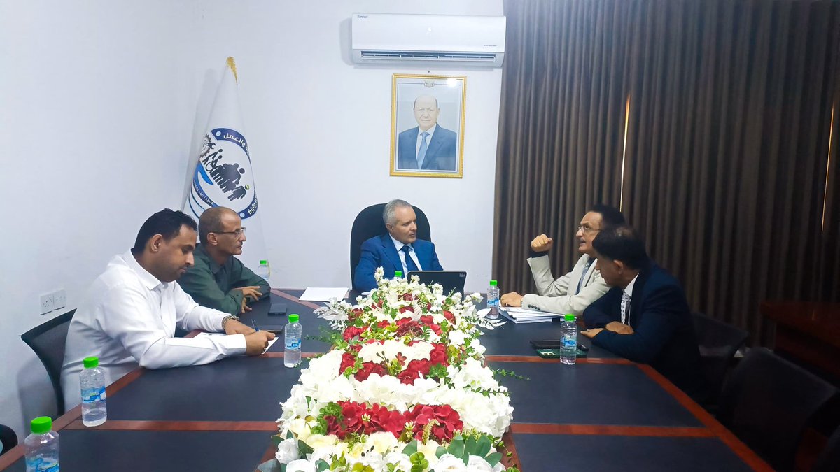 MinistrySAL's tweet photo. وزير الشؤون الاجتماعية والعمل يناقش مع رئيس الوحدة التنفيذية إعداد خارطة طريق وطنية للحلول الدائمة للنازحين

الأحد 12 يوليو 2026

ناقش معالي وزير الشؤون الاجتماعية والعمل، مختار اليافعي، اليوم، في ديوان عام الوزارة بالعاصمة عدن، مع رئيس الوحدة التنفيذية لإدارة مخيمات النازحين، نجيب السعدي، آليات إعداد خارطة طريق وطنية للحلول الدائمة، وتطوير التدخلات الموجهة للنازحين.

وتناول اللقاء، الذي حضره مدير إدارة الحلول الدائمة للنازحين، الدكتور عبدالناصر النقيب، عرض حول آليات إعداد خارطة طريق وطنية للحلول الدائمة، وأهمية وضع منظومة متكاملة تحدد أدوار الجهات الحكومية ذات العلاقة ومسؤولياتها، وتضمن تنسيق البرامج والمشاريع الإنسانية والتنموية ومواءمتها مع الاحتياجات الفعلية للنازحين والمجتمعات المضيفة والأولويات الوطنية.

وأكد الوزير اليافعي أهمية اضطلاع الوحدة التنفيذية بمهامها في إدارة ملف النزوح، في إطار السياسات والتوجهات الحكومية، وبالتنسيق مع وزارة الشؤون الاجتماعية والعمل والجهات الحكومية المختصة، لافتًا إلى أن نجاح الوحدة في تنفيذ مهامها يعزز فاعلية مؤسسات الدولة وقدرتها على إدارة الملف الإنساني والتنموي.

وأشار الوزير إلى ضرورة تكامل الاختصاصات، والاستفادة من قدرات القطاعات الحكومية المختصة في الإشراف الفني على البرامج والمشاريع، بما يضمن وضوح الأدوار، ويمنع تداخل المهام، ويعزز كفاءة التدخلات الموجهة للنازحين والمجتمعات المضيفة.