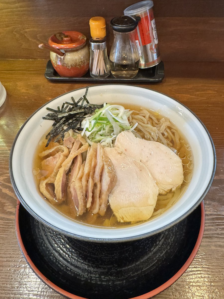 cyber_kiyo's tweet photo. らーめんおもと
7月限定
親鶏の冷製剛麺 中盛 ￥1050-
カナリ美味しい。
剛麺とはいっても食べやすいレベル。
個人的にはこのくらいの方が好み。
噛みごたえのある親鶏が美味い！ https://t.co/8fUYrwELrE