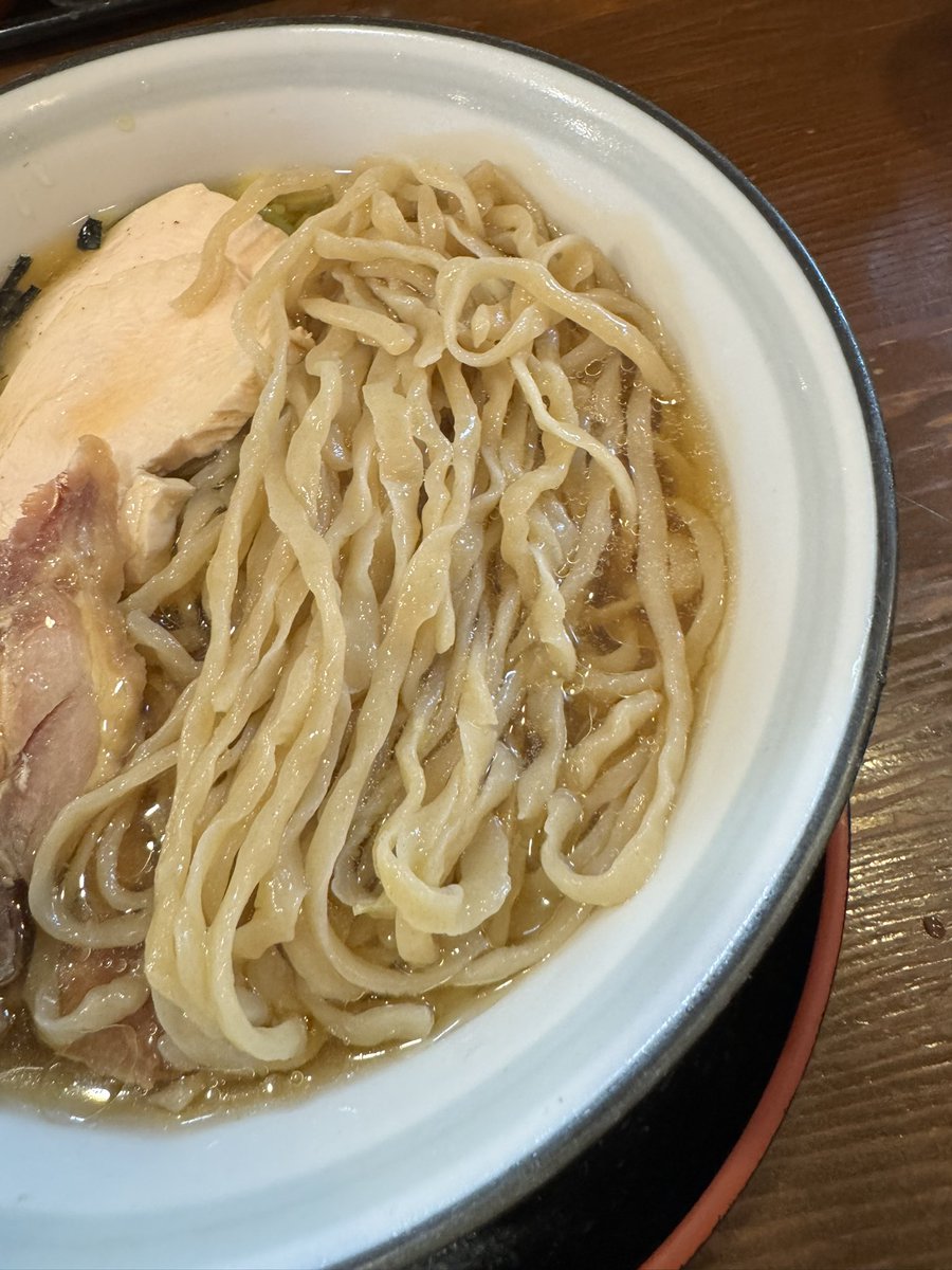 cyber_kiyo's tweet photo. らーめんおもと
7月限定
親鶏の冷製剛麺 中盛 ￥1050-
カナリ美味しい。
剛麺とはいっても食べやすいレベル。
個人的にはこのくらいの方が好み。
噛みごたえのある親鶏が美味い！ https://t.co/8fUYrwELrE