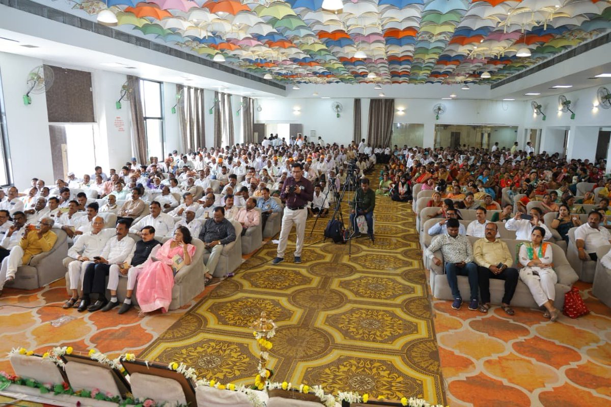 INCHarshsapkal's tweet photo. महात्मा जोतिबा फुले द्विशताब्दी जयंती उत्सव तथा बहुजन कार्यकर्त्यांचा मेळावा | आर्वी, जि. वर्धा

महाराष्ट्र प्रदेश काँग्रेस कमिटी अंतर्गत महात्मा जोतिबा फुले द्विशताब्दी जयंती उत्सव समितीच्या वतीने आयोजित बहुजन कार्यकर्त्यांच्या मेळाव्यास उपस्थित राहून संबोधित केले.

बहुजन समाजाने महात्मा जोतिबा फुले, छत्रपती शिवाजी महाराज, राजर्षी शाहू महाराज, डॉ. बाबासाहेब आंबेडकर, सावित्रीबाई फुले, महात्मा गांधी, संत तुकडोजी महाराज आणि गाडगे महाराज यांच्या विचारांची सांगड घालून सामाजिक परिवर्तनाची चळवळ अधिक बळकट करण्याचे आवाहन केले.

महात्मा जोतिबा फुले यांनी छत्रपती शिवाजी महाराजांचा इतिहास पुन्हा समाजासमोर आणून स्वाभिमान जागवला, 'विद्येविना मती गेली, मतीविना गती गेली...' या विचारातून शिक्षणाला परिवर्तनाचे सर्वात मोठे शस्त्र मानले, सावित्रीबाई फुले यांनी स्त्रीशिक्षणाची क्रांती घडवली, तर 'शेतकऱ्यांचा आसूड' मधून शेतकरी, कष्टकरी आणि बहुजन समाजाच्या न्यायासाठी संघर्ष उभा केला.

आज बहुजन समाजाचे तुकडे करून महापुरुषांना जाती-समाजापुरते मर्यादित करण्याचा प्रयत्न होत आहे. शिव-शाहू-फुले-आंबेडकर यांचा विचार हा संपूर्ण समाजाचा विचार असून तोच संविधान, समता, बंधुता आणि सामाजिक न्यायाचा पाया असल्याचे स्पष्ट केले. 

महात्मा जोतिबा फुले यांच्या द्विशताब्दी वर्षानिमित्त राज्यभर गावागावांत व्याख्यानमाला, लोकजागर अभियान, शाळा-महाविद्यालयांमध्ये विचार प्रसार, संविधान जनजागृती आणि बहुजन समाजाच्या वैचारिक एकतेसाठी व्यापक अभियान राबविण्याचा संकल्प यावेळी व्यक्त करण्यात आला. तसेच शेतकरी, युवक, महिला, ओबीसी, दलित, आदिवासी आणि वंचित समाजाच्या प्रश्नांवर काँग्रेस पक्ष सातत्याने संघर्ष करत राहील, अशी ग्वाही दिली.

यावेळी आ.विजयजी वडेट्टीवार, खा.चंद्रकांत हंडोरे, यशोमतीताई ठाकूर, किशोरजी कान्हेरे, भानुदासजी माळी, अनंतजी मोहोड, सुनिलजी कोल्हे, यांच्यासह यांच्यासह काँग्रेसचे पदाधिकारी, कार्यकर्ते आणि बहुजन समाजातील बांधव मोठ्या संख्येने उपस्थित होते.