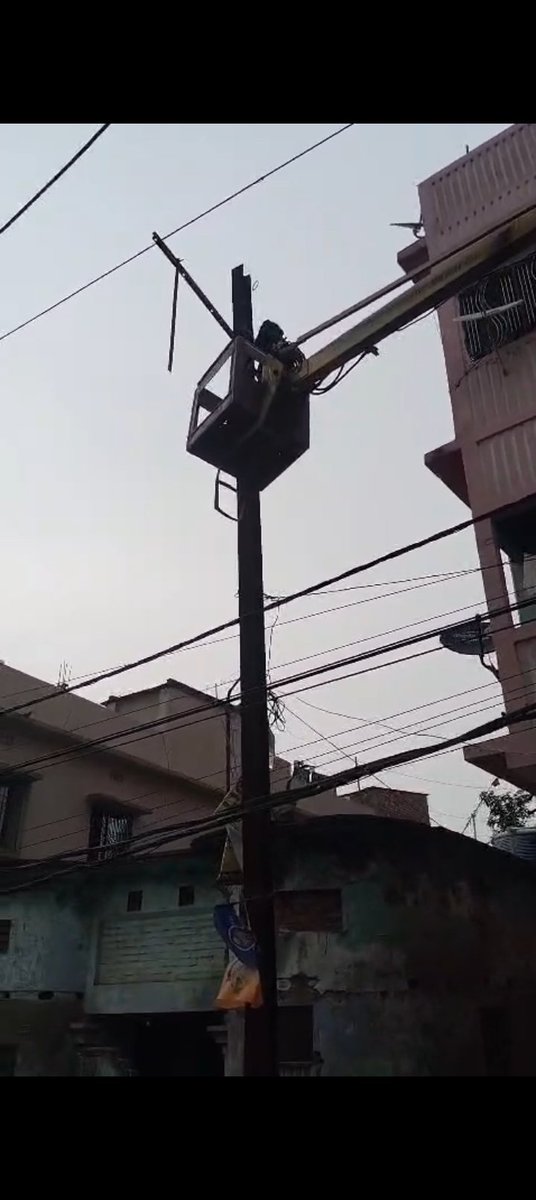 barunkumarcci's tweet photo. लाल कोठी रोड, लॉ कॉलेज के निकट, कटिहार – 11 केवी उच्च दाब विद्युत लाइन एवं पोल से संबंधित जनसुरक्षा एवं आवागमन संबंधी समस्याएँ
वर्ष 2025 में ESS North Katihar द्वारा 4 नए लोहे के विद्युत पोल स्थापित किए गए। इनमें संकीर्ण प्रवेश मार्ग के सामने स्थापित पोल की पहचान संख्या NN-K.W17 P-346 है।
पहचान संख्या NN-K.W17 P-346 वाला पोल संकीर्ण प्रवेश मार्ग के ठीक सामने स्थापित किया गया है। चूँकि यह लोहे का पोल है, अतः इसके आधार पर आरसीसी सुरक्षा संरचना (RCC Muffing/Concrete Protection) बनाई जानी आवश्यक होगी। इससे मार्ग की उपलब्ध चौड़ाई और कम हो जाएगी तथा भविष्य में मार्ग के आंशिक अथवा पूर्ण रूप से अवरुद्ध होने की आशंका है।
उक्त पोल का संकीर्ण प्रवेश मार्ग के ठीक सामने स्थापित होना जनसुरक्षा एवं आवागमन दोनों दृष्टियों से गंभीर चिंता का विषय है। विशेषकर रात्रि एवं वर्षा ऋतु में कम दृश्यता, जलजमाव तथा सीमित मार्ग चौड़ाई के कारण दुर्घटना एवं मानव सुरक्षा संबंधी जोखिम बढ़ जाता है।
यदि पोल स्थापना से पूर्व स्थल का समुचित तकनीकी एवं सुरक्षा सर्वेक्षण किया गया होता तथा स्थानीय परिस्थितियों, मार्ग की चौड़ाई, आवागमन की आवश्यकता एवं जनसुरक्षा संबंधी पहलुओं का उचित मूल्यांकन किया गया होता, तो वर्तमान समस्या संभवतः उत्पन्न नहीं होती।
स्थल निरीक्षण के दौरान उक्त लोहे के पोलों पर उच्च दाब विद्युत लाइन से संबंधित आवश्यक सुरक्षा प्रावधान, जैसे सुरक्षा जाल (Safety Guarding/Earth Guarding), चेतावनी पट्ट (Danger Board) तथा अर्थिंग व्यवस्था उपलब्ध नहीं पाई गई। ऐसी स्थिति में यह स्पष्ट नहीं है कि उक्त विद्युत लाइन एवं पोल को लागू सुरक्षा मानकों के अनुरूप सुरक्षित घोषित करने का आधार क्या है।
क्या उक्त कार्य का कार्य पूर्णता प्रमाणपत्र (Work Done/Completion Certificate) जारी होने के उपरांत दिनांक 15.06.2026 को 11 केवी विद्युत लाइन स्थापित कर उसे विद्युतीकृत (चार्ज) किया गया? यदि हाँ, तो कृपया स्पष्ट किया जाए कि उपर्युक्त सुरक्षा प्रावधानों के अनुपालन का सत्यापन किया गया।
कृपया स्पष्ट किया जाए कि घनी आबादी वाले आवासीय क्षेत्र में इंसुलेटेड (आवृत) 11 केवी विद्युत लाइन के स्थान पर खुली (Open) 11 केवी लाइन स्थापित करने का निर्णय किस आधार पर लिया गया तथा क्या यह निर्णय लागू सुरक्षा मानकों एवं जनसुरक्षा आवश्यकताओं के अनुरूप है।
क्या उक्त 11 केवी विद्युत लाइन एवं पोल स्थापना केंद्रीय विद्युत प्राधिकरण (CEA) सुरक्षा विनियमों, भारतीय विद्युत नियमों (जहाँ लागू हों) तथा अन्य प्रचलित विद्युत सुरक्षा मानकों के अनुरूप है?
इस संबंध में NBPDCL/ऊर्जा विभाग को अनेक शिकायतें एवं ई-मेल प्रेषित किए गए हैं, परंतु अब तक न तो संतोषजनक कार्रवाई की गई है और न ही शिकायतों पर कोई स्पष्ट उत्तर उपलब्ध कराया गया है।
कई शिकायतों को बिना वास्तविक समाधान के "निस्तारित" (Resolved) दर्शा दिया गया, जिससे शिकायत निवारण प्रक्रिया की प्रभावशीलता एवं पारदर्शिता पर प्रश्नचिह्न उत्पन्न होता है।
जनसुरक्षा की दृष्टि से उक्त कार्य का तकनीकी एवं सुरक्षा ऑडिट किसी उच्च स्तरीय स्वतंत्र टीम से कराया जाना आवश्यक है।
विद्युत निरीक्षणालय (Electrical Inspectorate) द्वारा आम जनता को स्पष्ट रूप से सलाह दी जाती है कि ट्रांसफॉर्मर, पिलर बॉक्स, विद्युत पोल, स्टे वायर, फेंसिंग आदि के निकट न जाएँ तथा उन्हें स्पर्श न करें। ऐसी स्थिति में संकीर्ण प्रवेश मार्ग के ठीक सामने विद्युत पोल (पहचान संख्या NN-K.W17 P-346) की स्थापना जनसुरक्षा की दृष्टि से अत्यंत चिंताजनक प्रतीत होती है, क्योंकि इससे स्थानीय निवासियों एवं राहगीरों को प्रतिदिन उक्त पोल के अत्यंत निकट से आवागमन करना पड़ता है। अतः यह स्पष्ट किया जाना आवश्यक है कि संकीर्ण सार्वजनिक मार्ग के सामने उक्त पोल की स्थापना किस तकनीकी एवं सुरक्षा आधार पर की गई।
उपभोक्ताओं एवं स्थानीय निवासियों की सुरक्षा को ध्यान में रखते हुए पहचान संख्या NN-K.W17 P-346 वाले पोल के पुनर्स्थापन (स्थानांतरण) अथवा अन्य उपयुक्त सुधारात्मक कार्रवाई पर प्राथमिकता के आधार पर विचार किया जाना चाहिए।