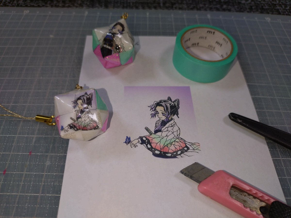 44061's tweet photo. 折り紙で作る極小のくす玉ストラップ
素敵なイラストが手に入ったので
久しぶりにキャラくす玉を製作。
鬼滅のしのぶさん、
羽織の色味をシンプルに配置したら
しのぶさんの高潔な雰囲気に寄せることが
できたような気がします。
#折り紙 #origami #くす玉 https://t.co/7r9yUIyZKK