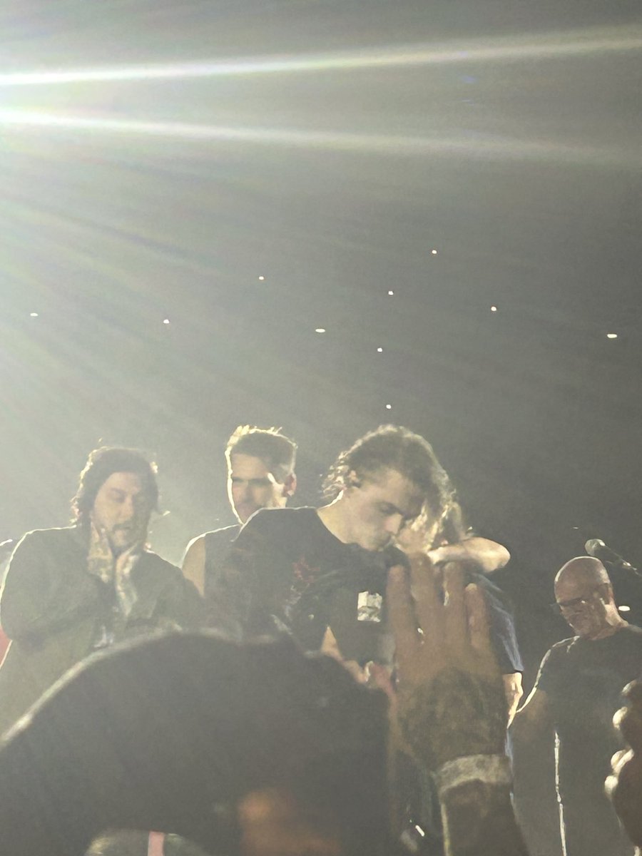 rustingarteries's tweet photo. Seeing mcr so close up was actually a fever dream https://t.co/cNI0L8bNNl