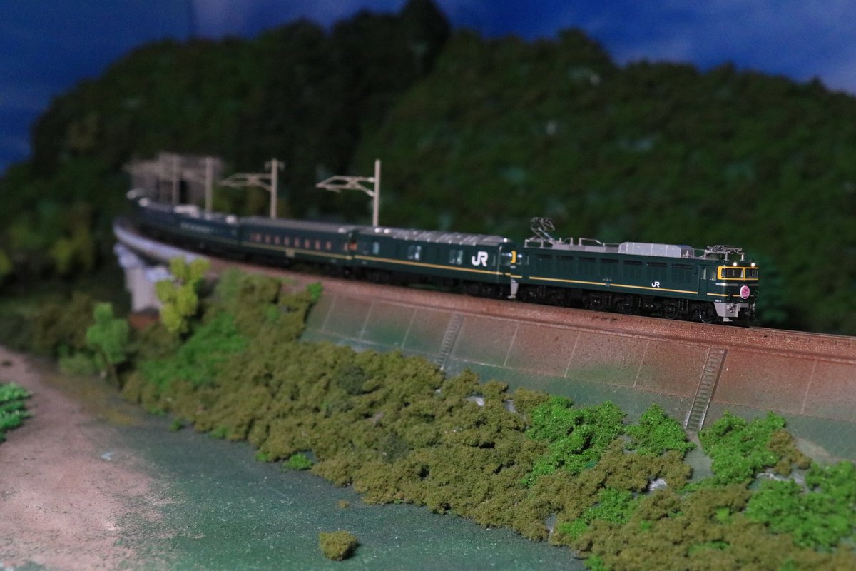 5nKeikyu_2157's tweet photo. #トミックス撮り鉄
念願叶って約1ヶ月、特別なトワイライトエクスプレスを正調編成(EF65 1124牽引)で撮影してきました！前回は上野駅で展示されてたモジュールも帰ってきてたのでそちらでも撮影。現実世界では交流区間なのでEF81 43と44で。
再生産品買ったらまた行きます🤭 https://t.co/hY7ocL3KxX