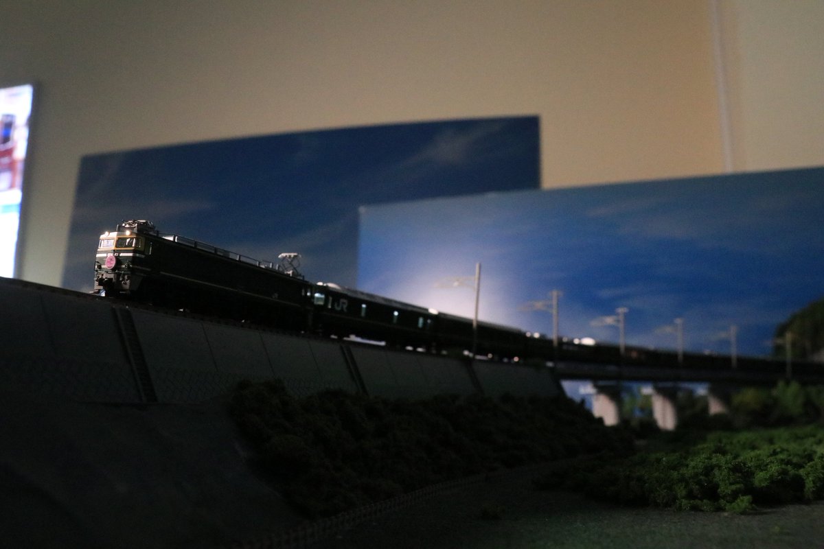 5nKeikyu_2157's tweet photo. #トミックス撮り鉄
念願叶って約1ヶ月、特別なトワイライトエクスプレスを正調編成(EF65 1124牽引)で撮影してきました！前回は上野駅で展示されてたモジュールも帰ってきてたのでそちらでも撮影。現実世界では交流区間なのでEF81 43と44で。
再生産品買ったらまた行きます🤭 https://t.co/hY7ocL3KxX