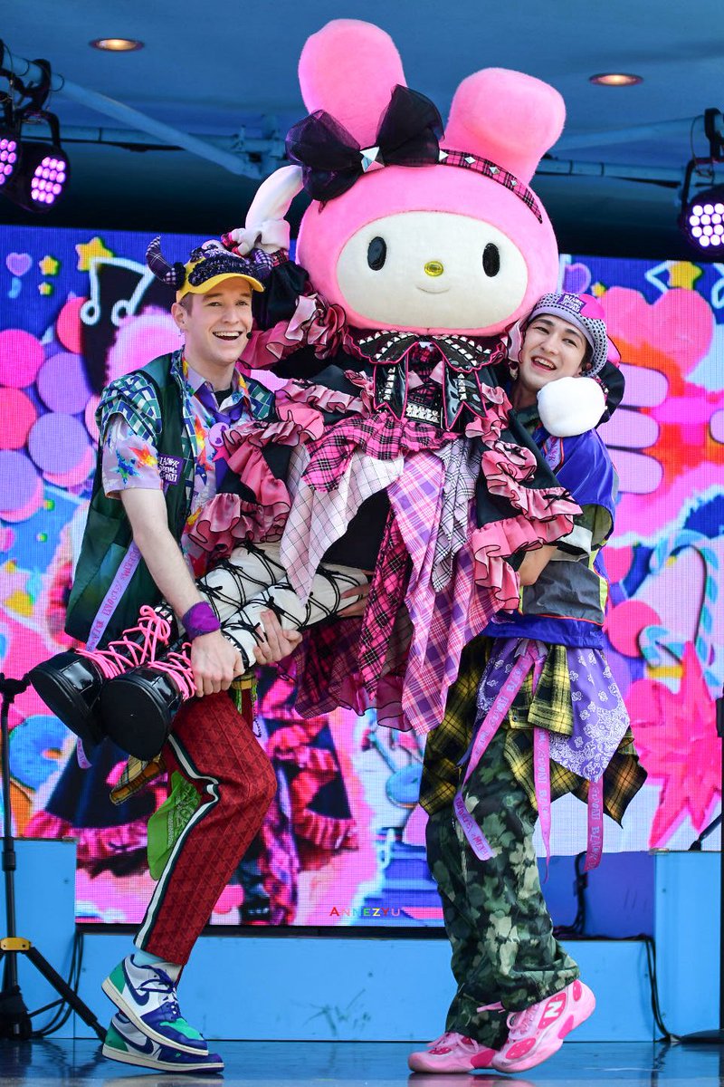 annezyu's tweet photo. クロミライブ(マイメロタクシー)
#USJファン https://t.co/SwYmFIM47W
